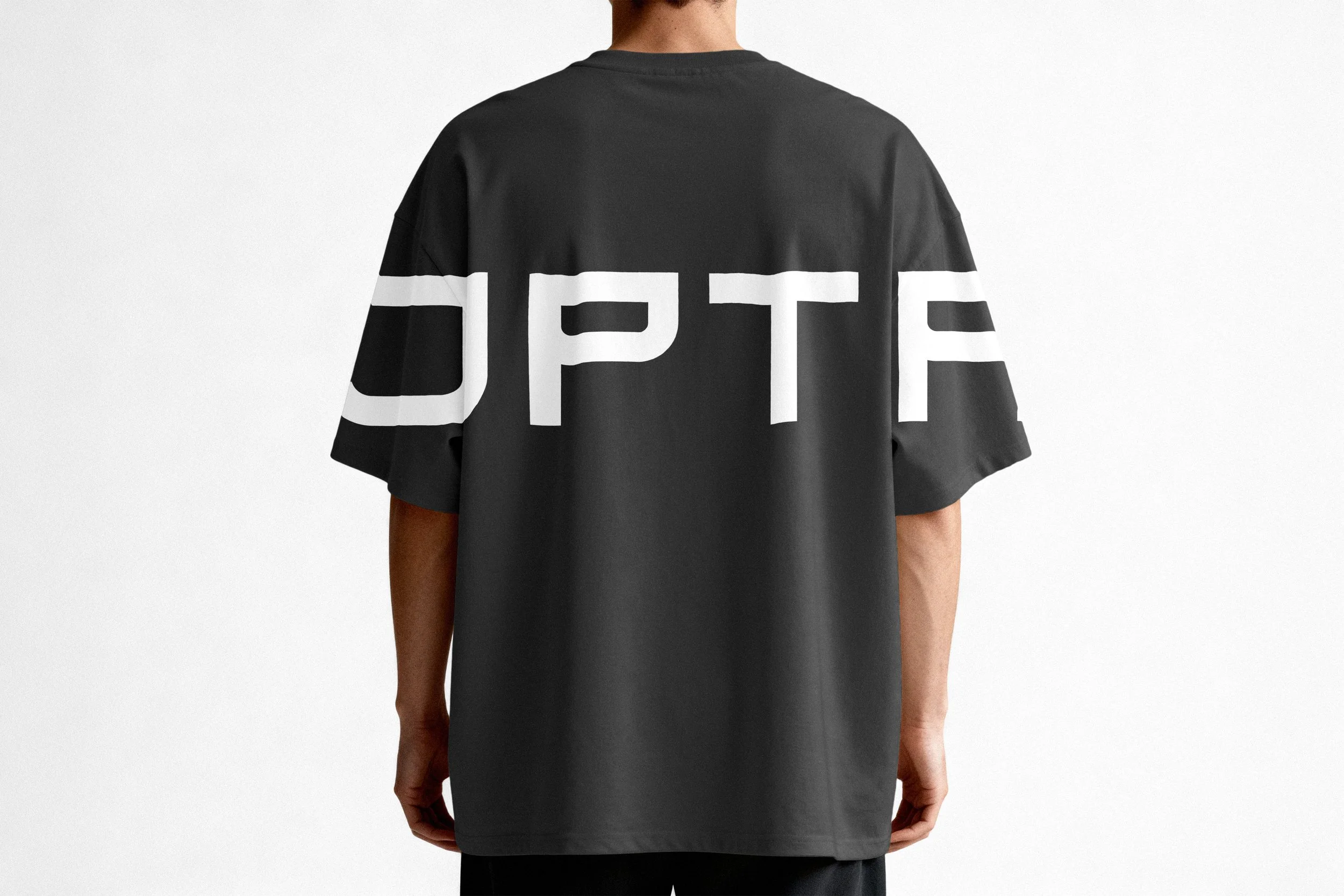 Persona con camiseta negra que tiene la palabra 'OPTA' en letras blancas grandes en la parte trasera.