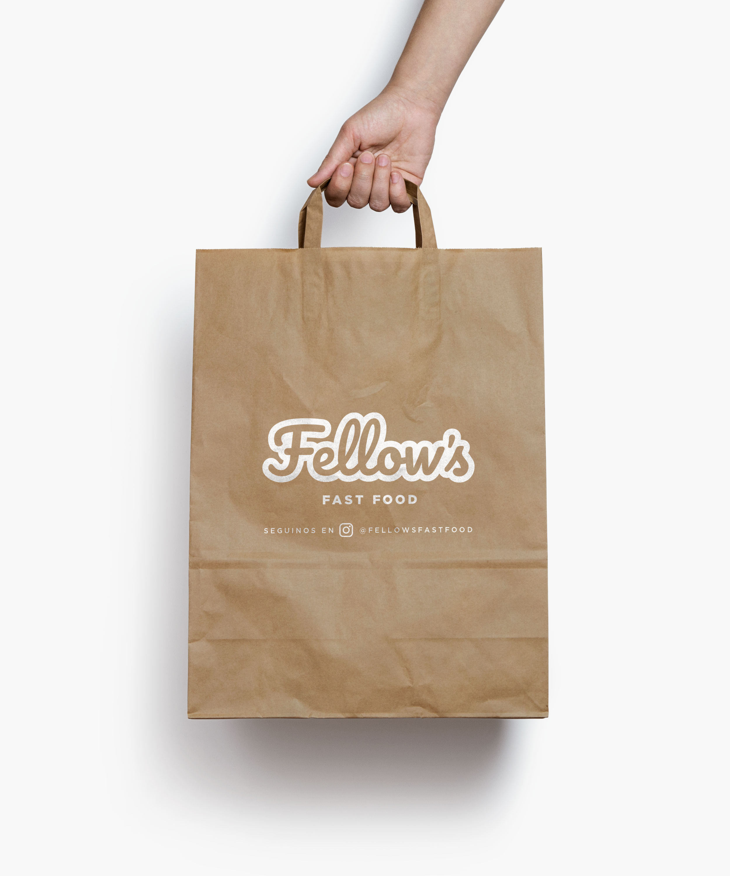 Mano sosteniendo una bolsa de papel de color marrón con el logo de 'Fellow's', comida rápida y su página de redes sociales.