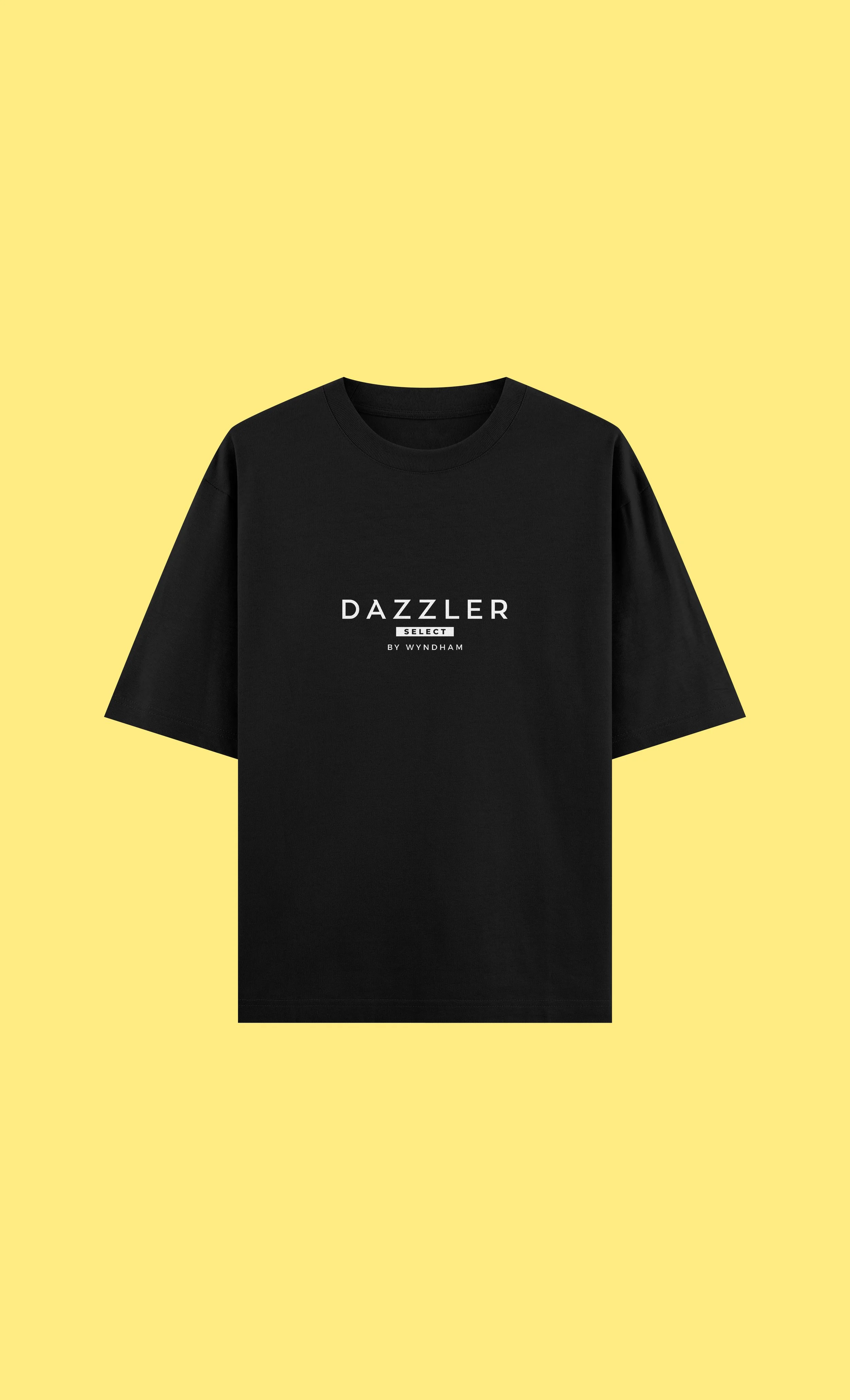 Camiseta negra con texto blanco que dice 'DAZZLER SELECT BY WYNDHAM' en un fondo amarillo