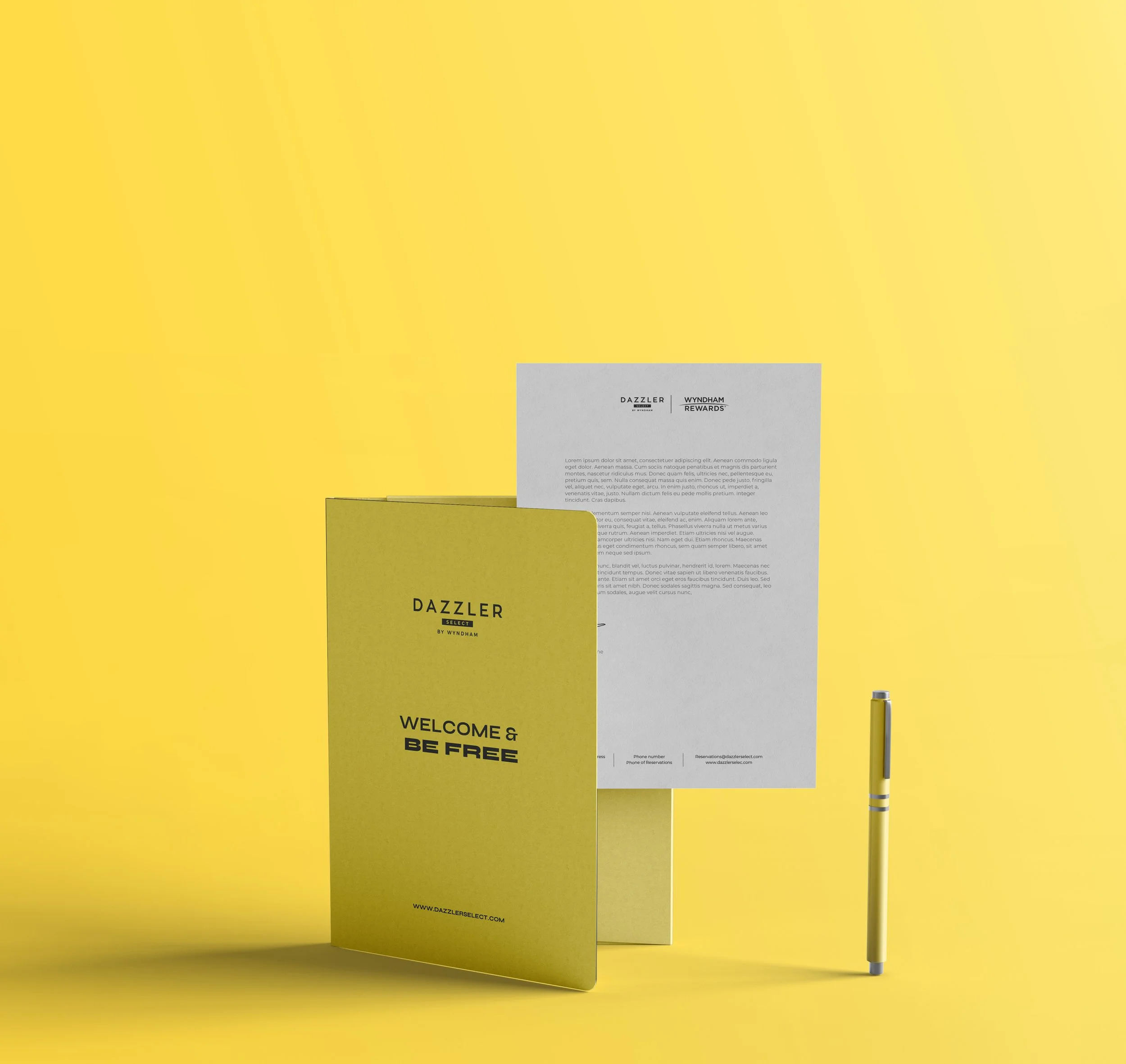 Un folleto amarillo, un bolígrafo y papeles sobre un fondo amarillo.