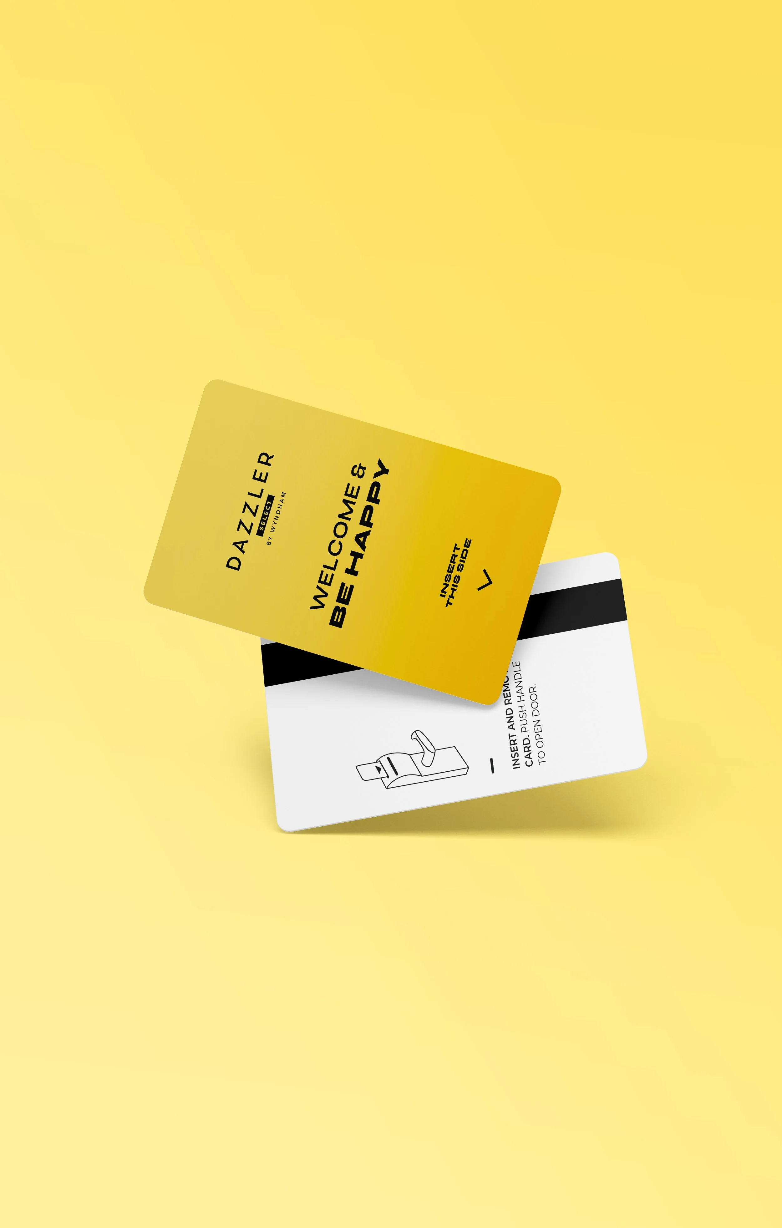 Tarjeta de embarque y una tarjeta de bienvenida en un fondo amarillo.