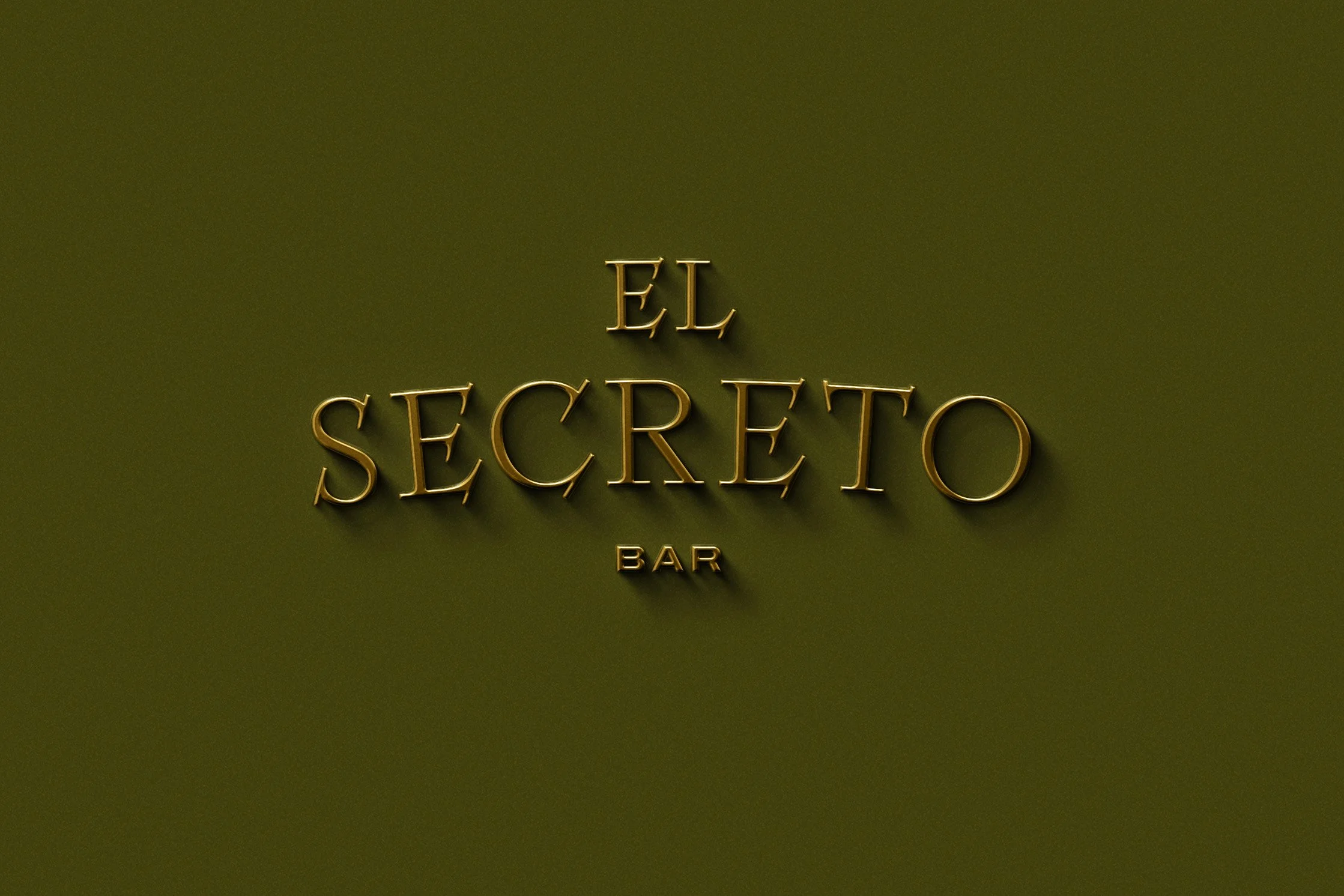 Cartel dorado que dice 'El Secreto Bar' en un fondo verde oscuro.