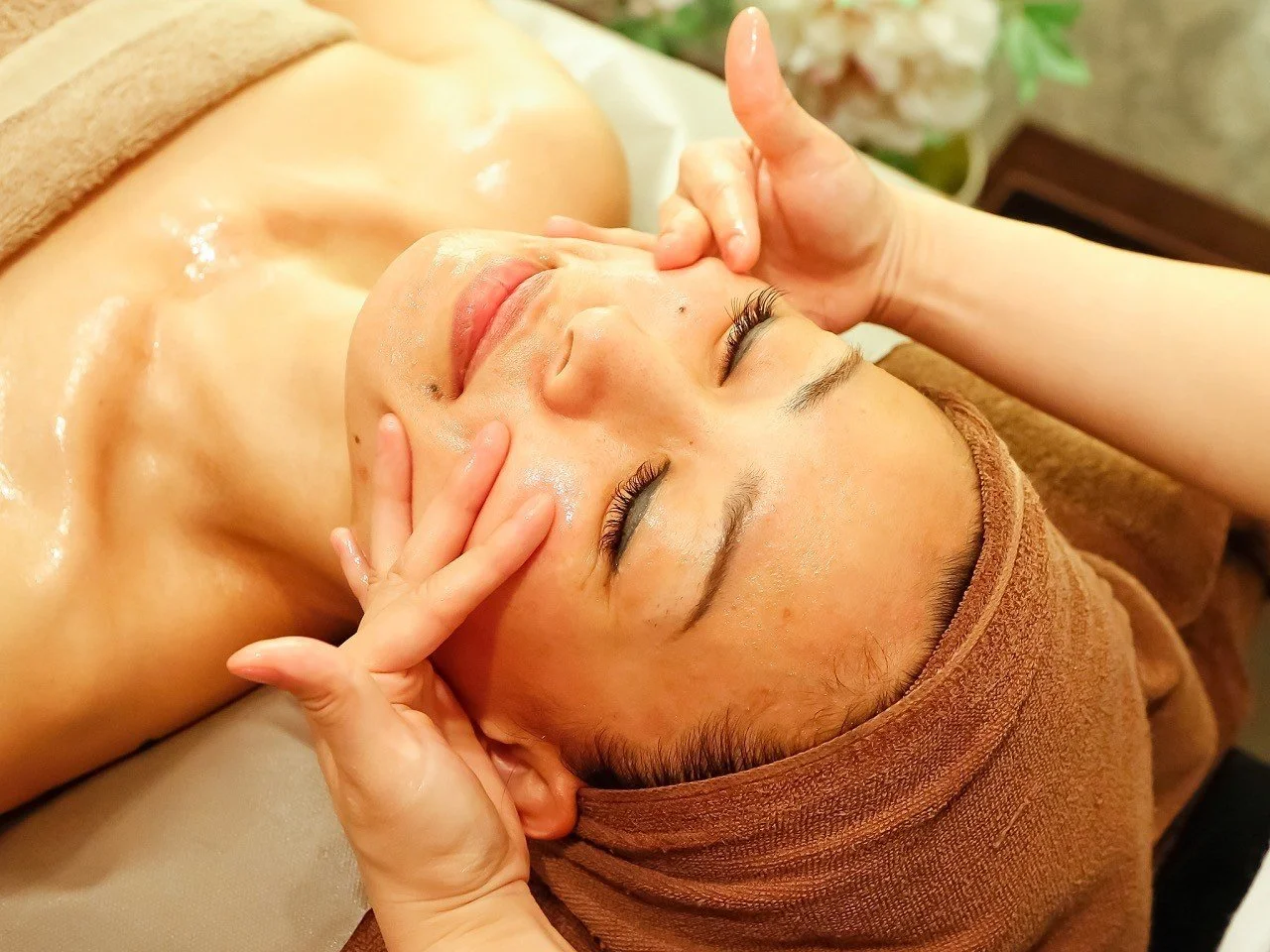 フェイシャルマッサージを受けている女性の顔のアップ