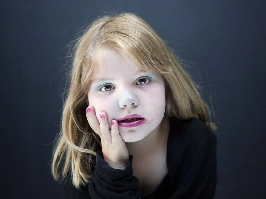 DAUGHTERDOESMYMAKEUP-artist-makes-portraits-to-inspire-a-new-kind-of-beauty6__880.jpg