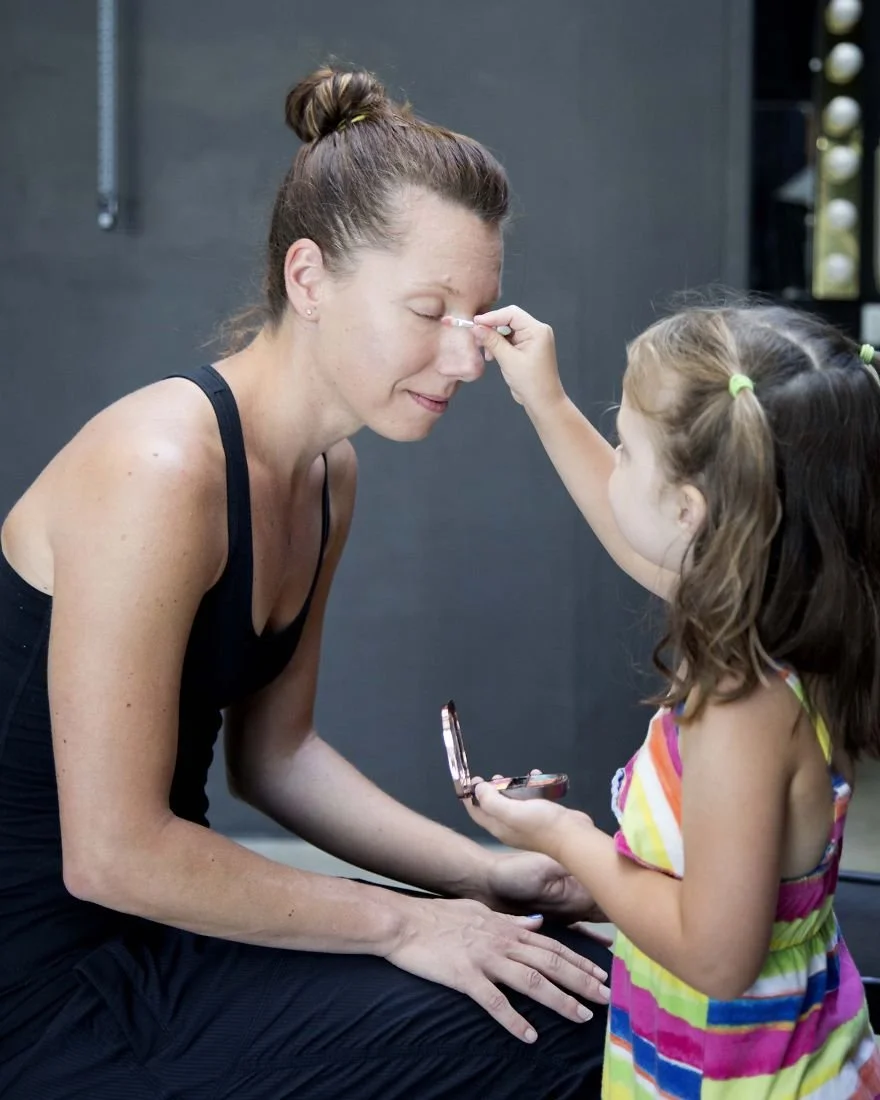 DAUGHTERDOESMYMAKEUP-artist-makes-portraits-to-inspire-a-new-kind-of-beauty4__880.jpg