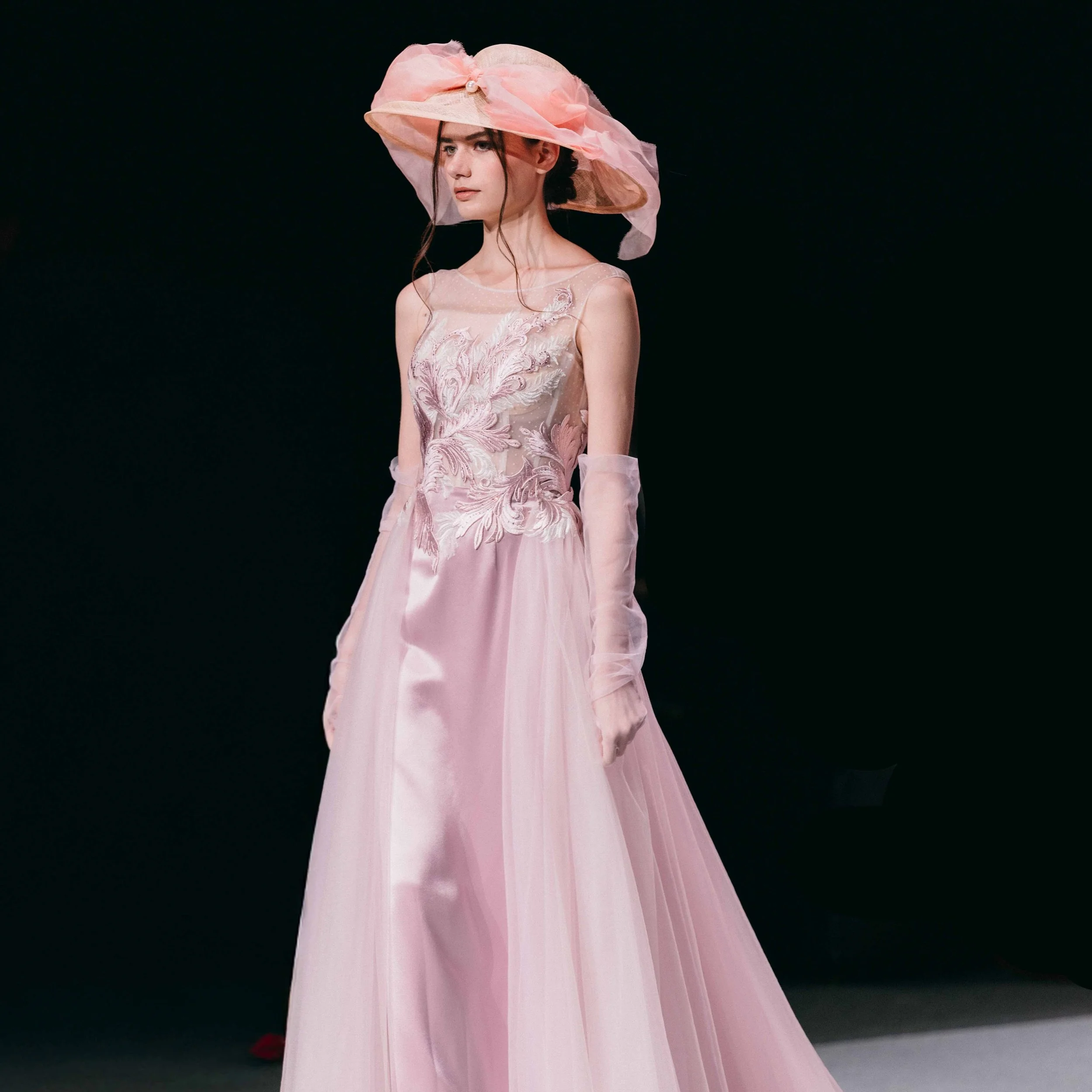 Audrey Peach&rdquo; is one of the most softness &amp; tenderness look in Centrestage 2025 ❤️ 

Dress sponsored by @beautyherahk 

#bespokemillinery #millinery #hkmilliner #headpiece #hat