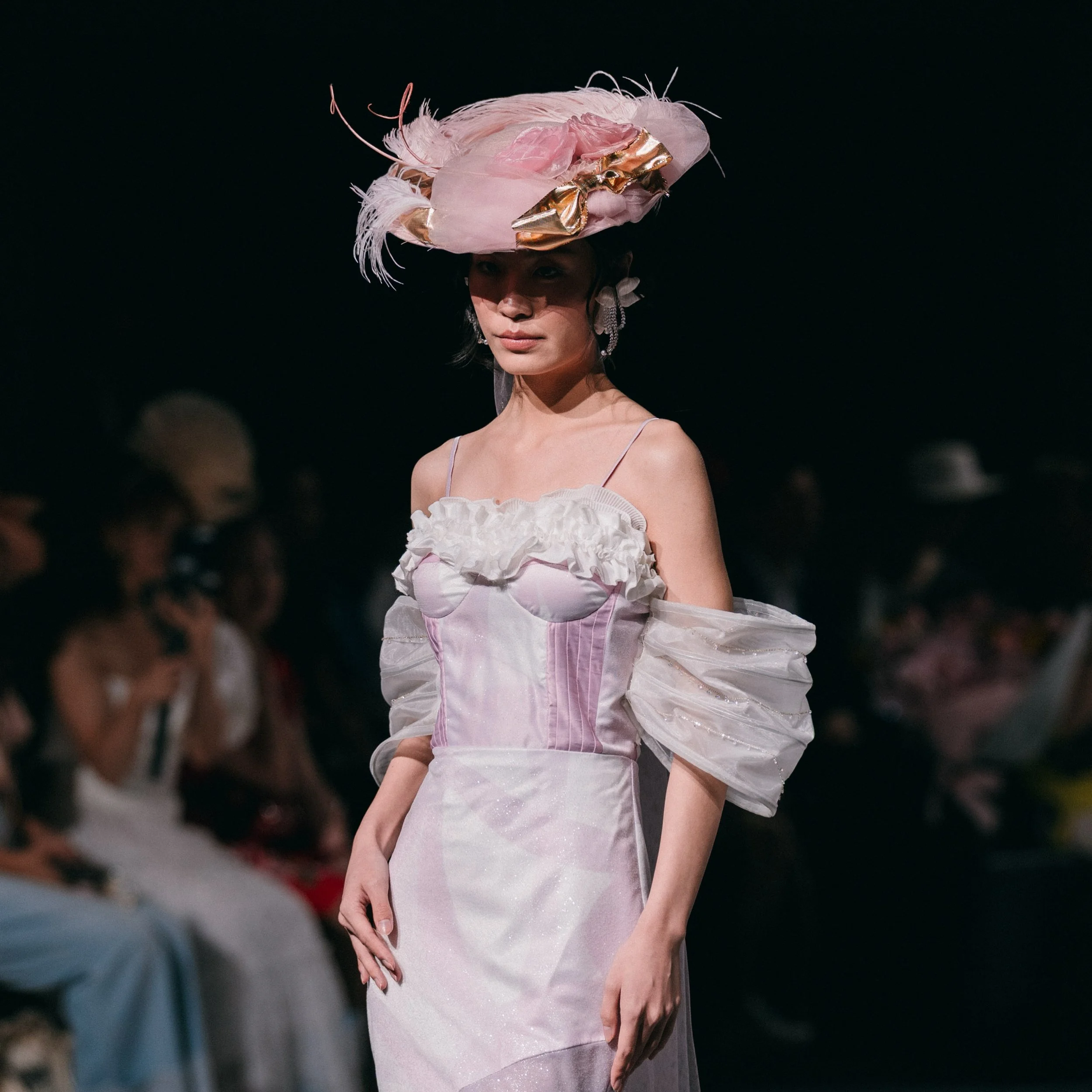 &ldquo;Victoria Pink Gold&rdquo; ✨ &ldquo;Victoria&rdquo; series is my classic saucer design 😉 
Beautiful dresses designed by Miss Cheng Tsz Ting Adeline from @theihongkong 

#centrestagehk #millinery #hkmilliner #bespoke #bespokemillinery