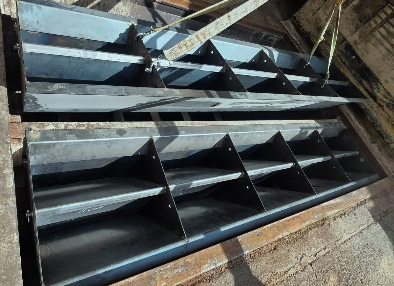 Vue du système de réduction de poussière Alcatraz dans les puits de déchargement de grains. (Facile d'installation)