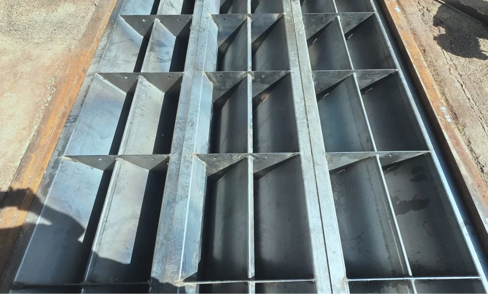 Vue du système de réduction de poussière Alcatraz dans les puits de déchargement de grains. (Fait sur mesure)