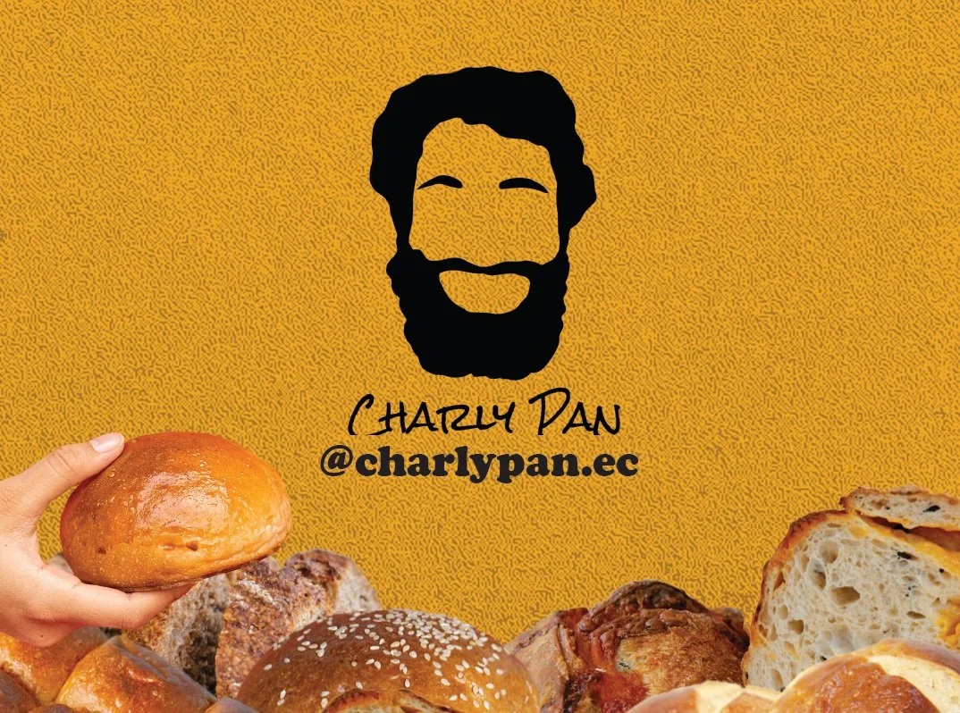 Variedad de panes y bollos en primer plano con fondo amarillo y un dibujo de rostro con barba y sonrisa, acompañado del texto 'Charly Pan @charlypan.ec'.