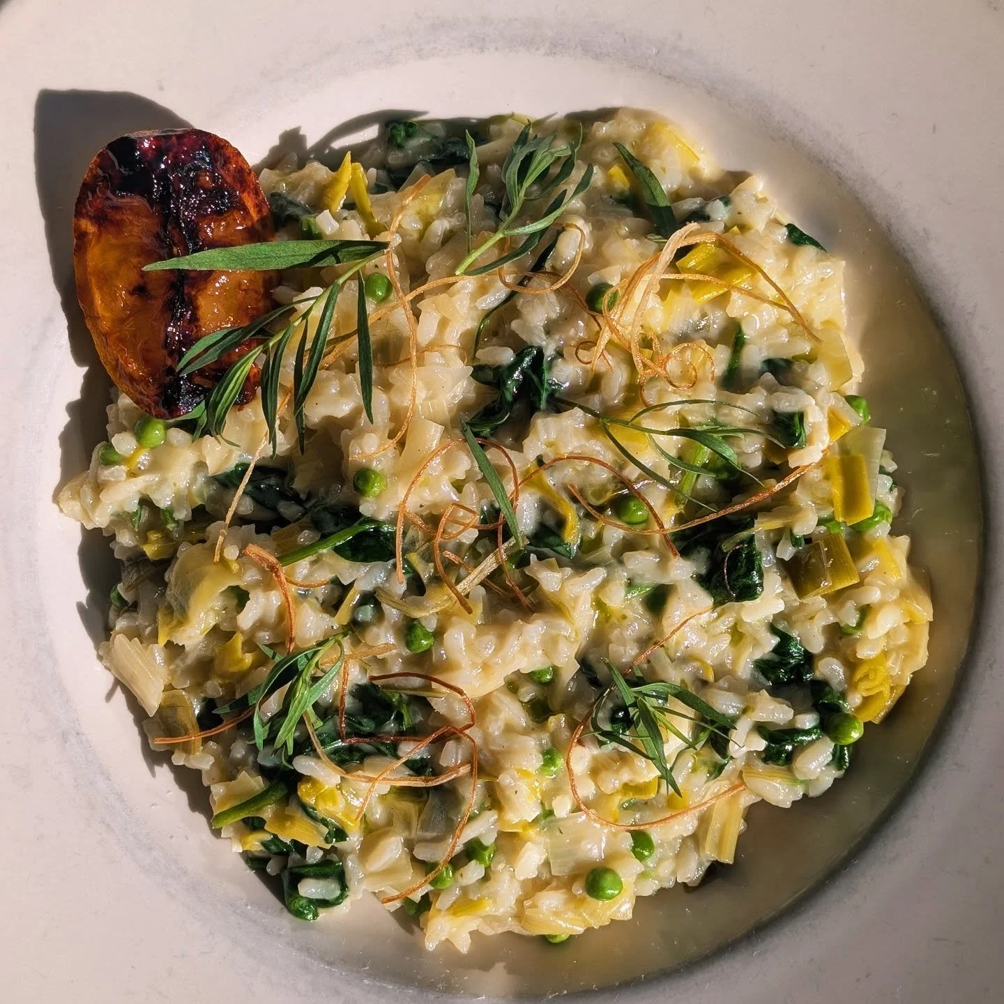 Delightfully delicious! ⭐⭐⭐⭐⭐
Creamed Leek Risotto with baby spinach, peas, parmigiano, charred lemon, leek oil, fresh tarragon 🌱