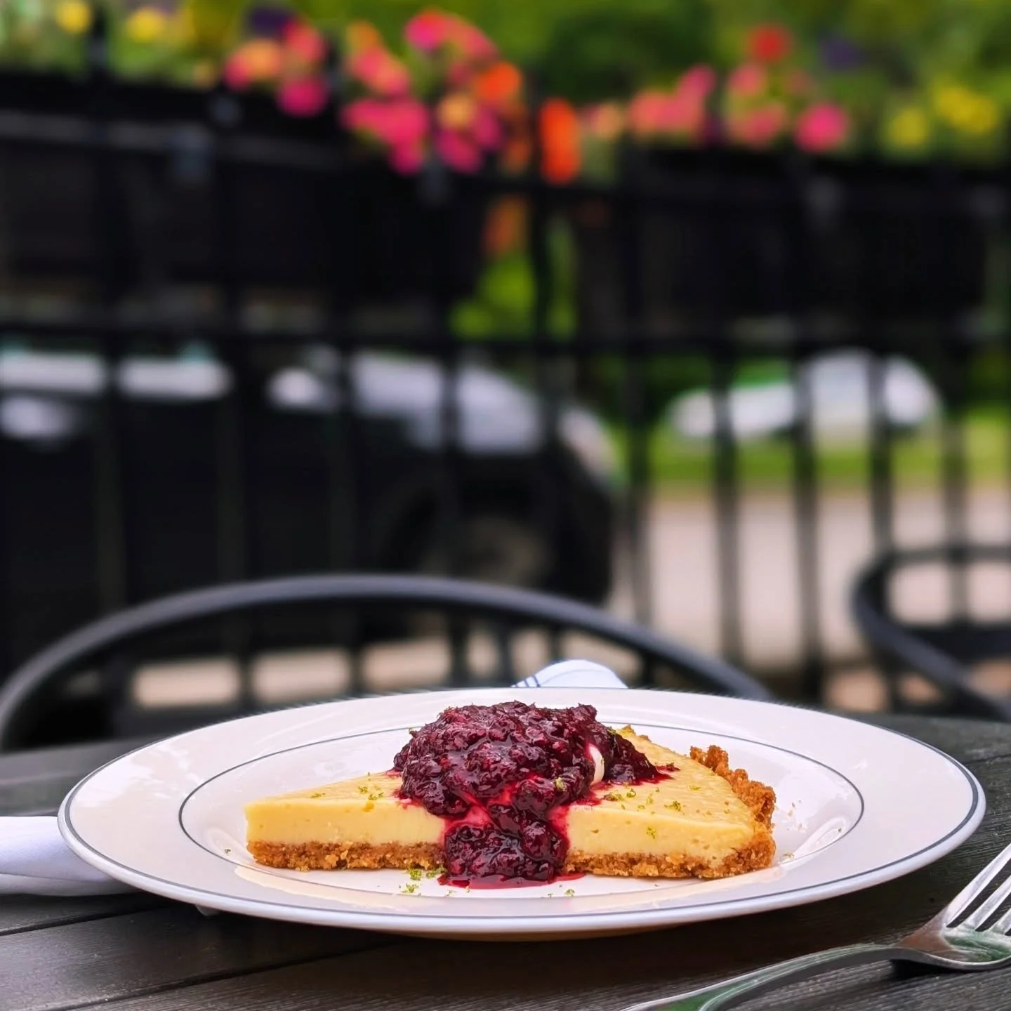 Lime Curd Tart with fresh berry compote 🍋&zwj;🟩