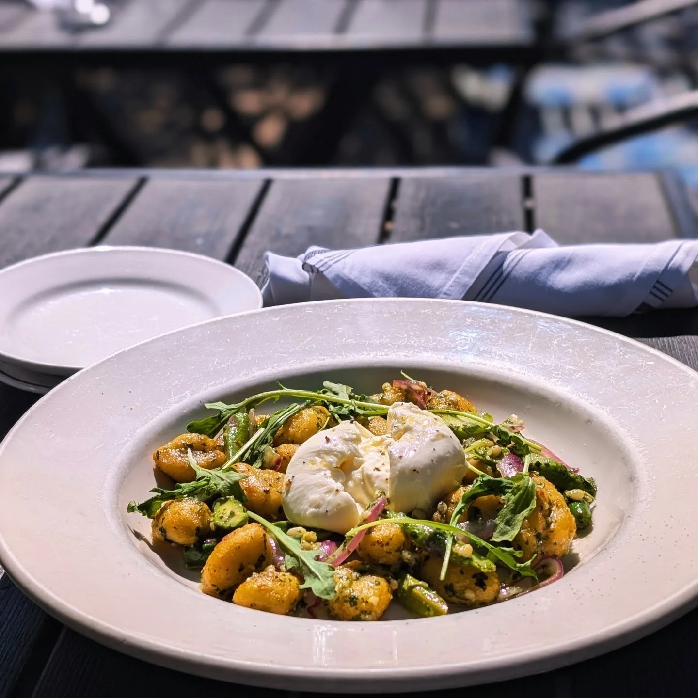 Vegetarian dinner special tonight 🌱 basil pine nut pesto, spring asparagus, baby arugula, sauteed red onion, burrata