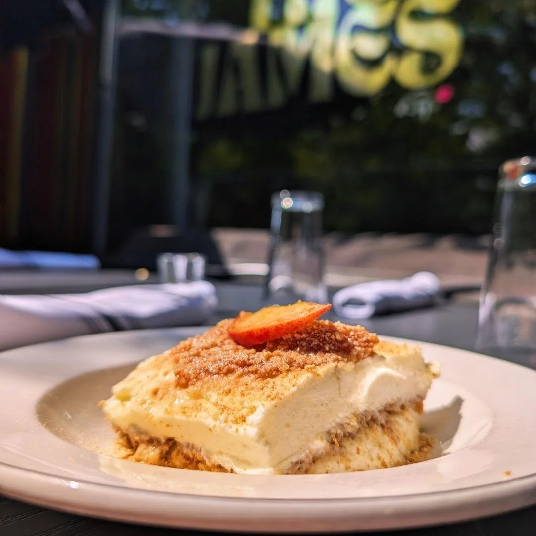 This Peach Icebox Cake is the perfect end to a summer dinner on the patio 🍑☀️