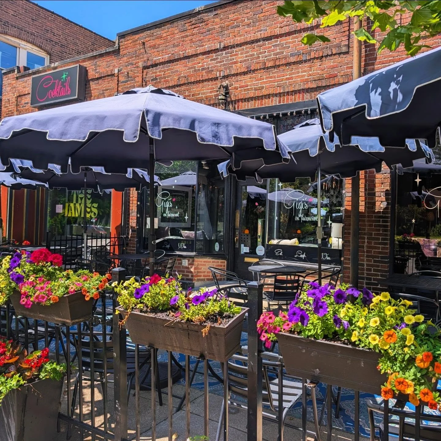 No rain, no smoke! It's a beautiful night to dine outside! 🙌 Pop into @thejamesatgigis to grab a cocktail before (or after!) dinner 🍹🍸🥃🙂