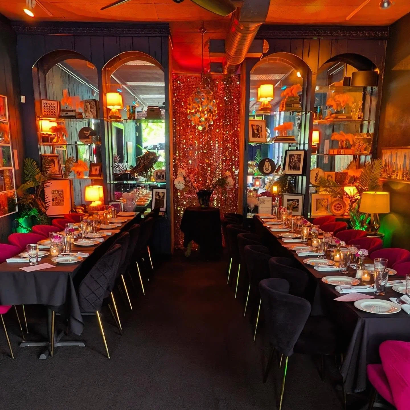 The private event spaces at Gigi's (the Blue Room Lounge and Private Dining Room) have so many options for custom arrangements and menu formats 🥳 Many events opt for finger-friendly foods and mingling guests with comfortable seating, while many othe