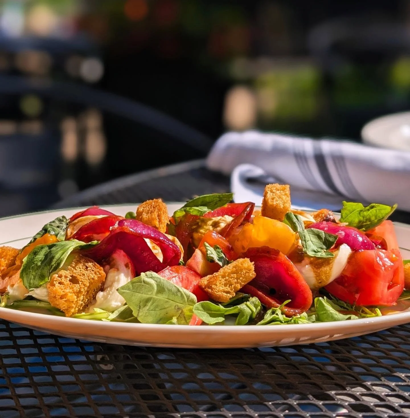 Burrata Salad 🍅 heirloom tomatoes, balsamic red onions, olive oil crouton, baby arugula, fresh basil 🌱