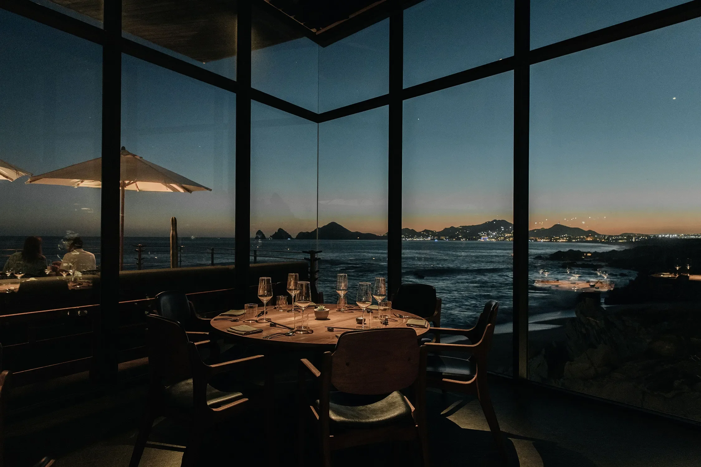 manta-cape-thompson-hotel-indoor-dining-room.webp