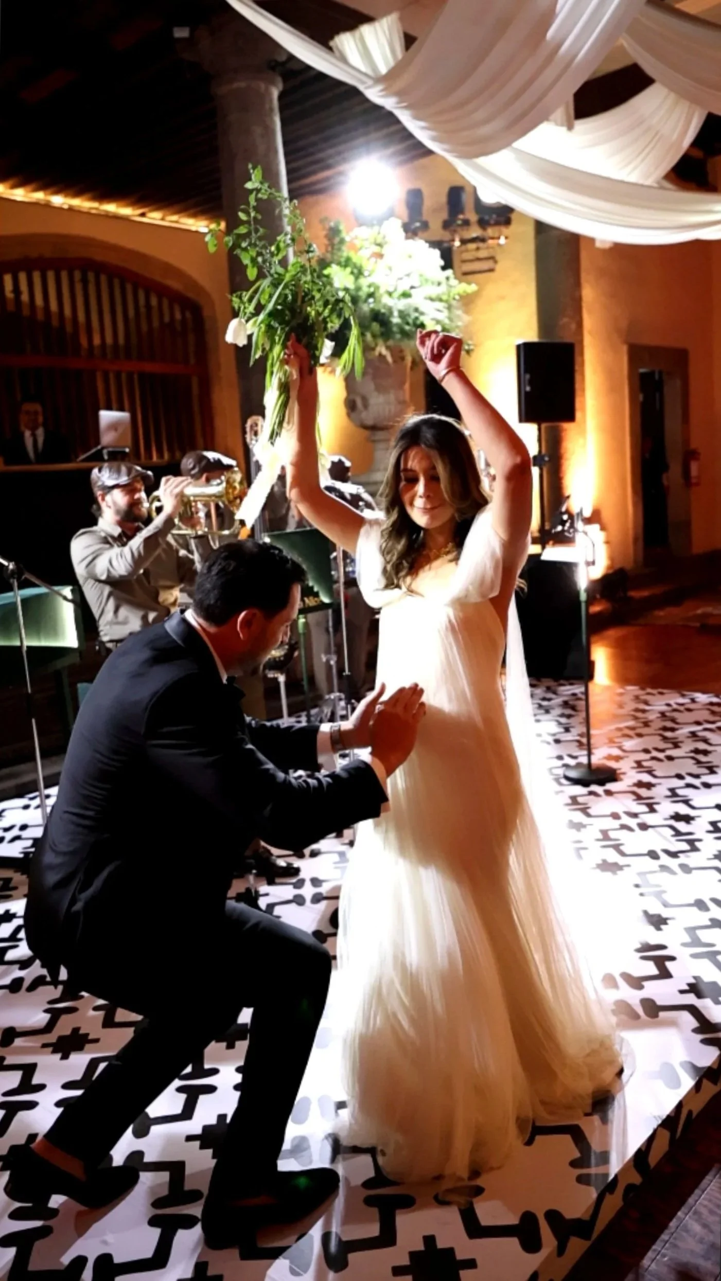 An elegant first dance at the historic Casa de la Bola in Mexico City, featuring the soulful sounds of Havana Nice. As a premier luxury wedding band, we bring authentic energy and love to every celebration. Unforgettable live music for a sophisticate