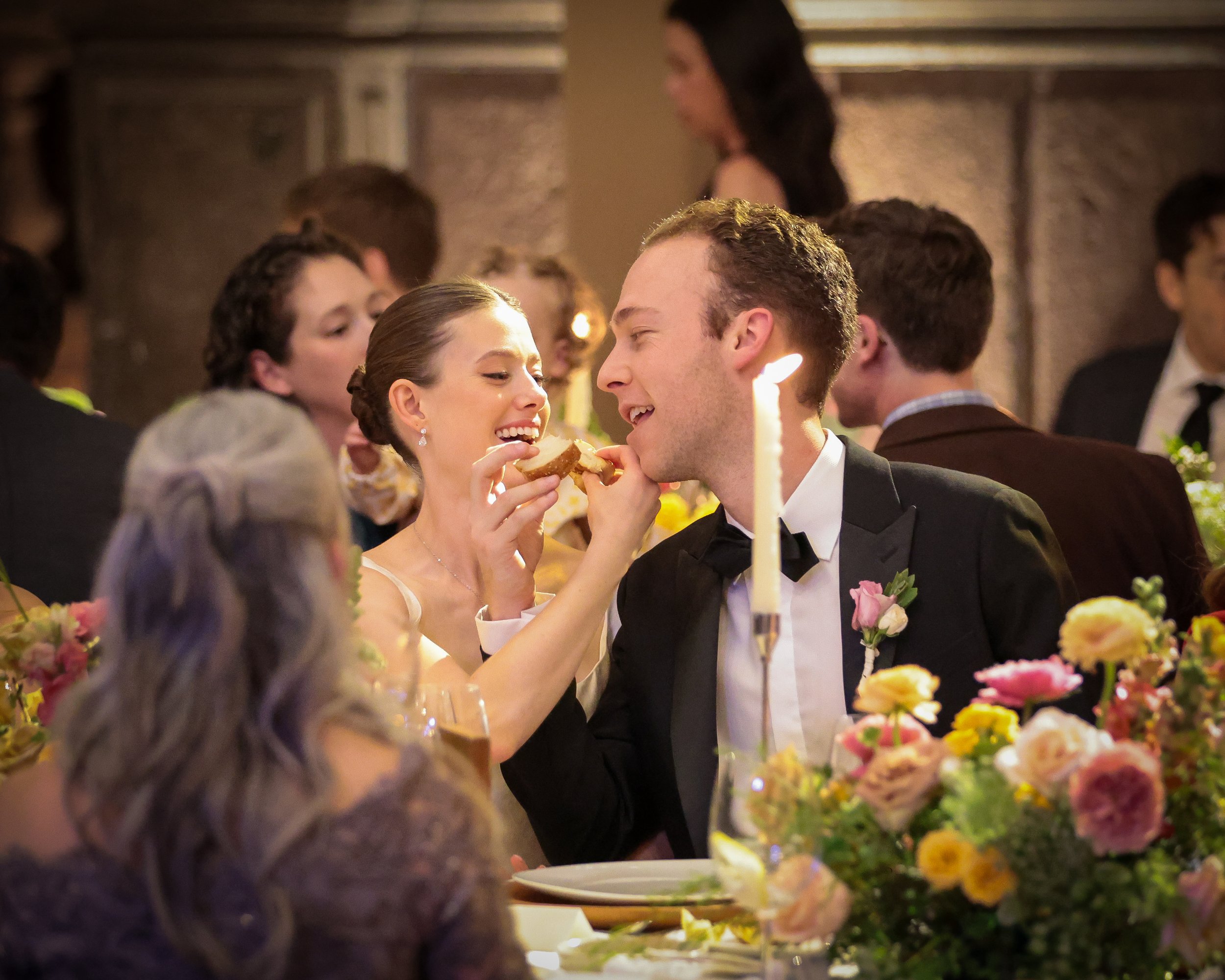 Bride and groom enjoying dinner at a luxury wedding reception at Prim 30 in Mexico City with live music, candlelight and an elegant guest experience