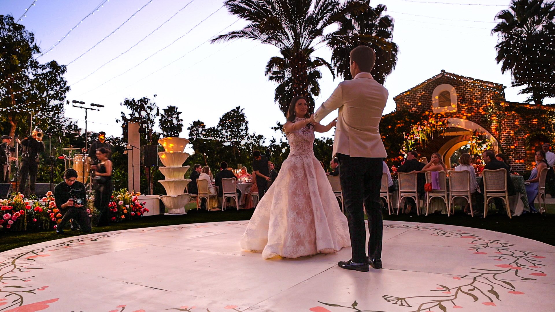 Magical first dance at Flora Farms, San Jose del Cabo, featuring Havana Nice. As a premier luxury wedding band in Los Cabos, we create soulful and vibrant moments that stay in your heart forever. Authentic live music for an unforgettable celebration 