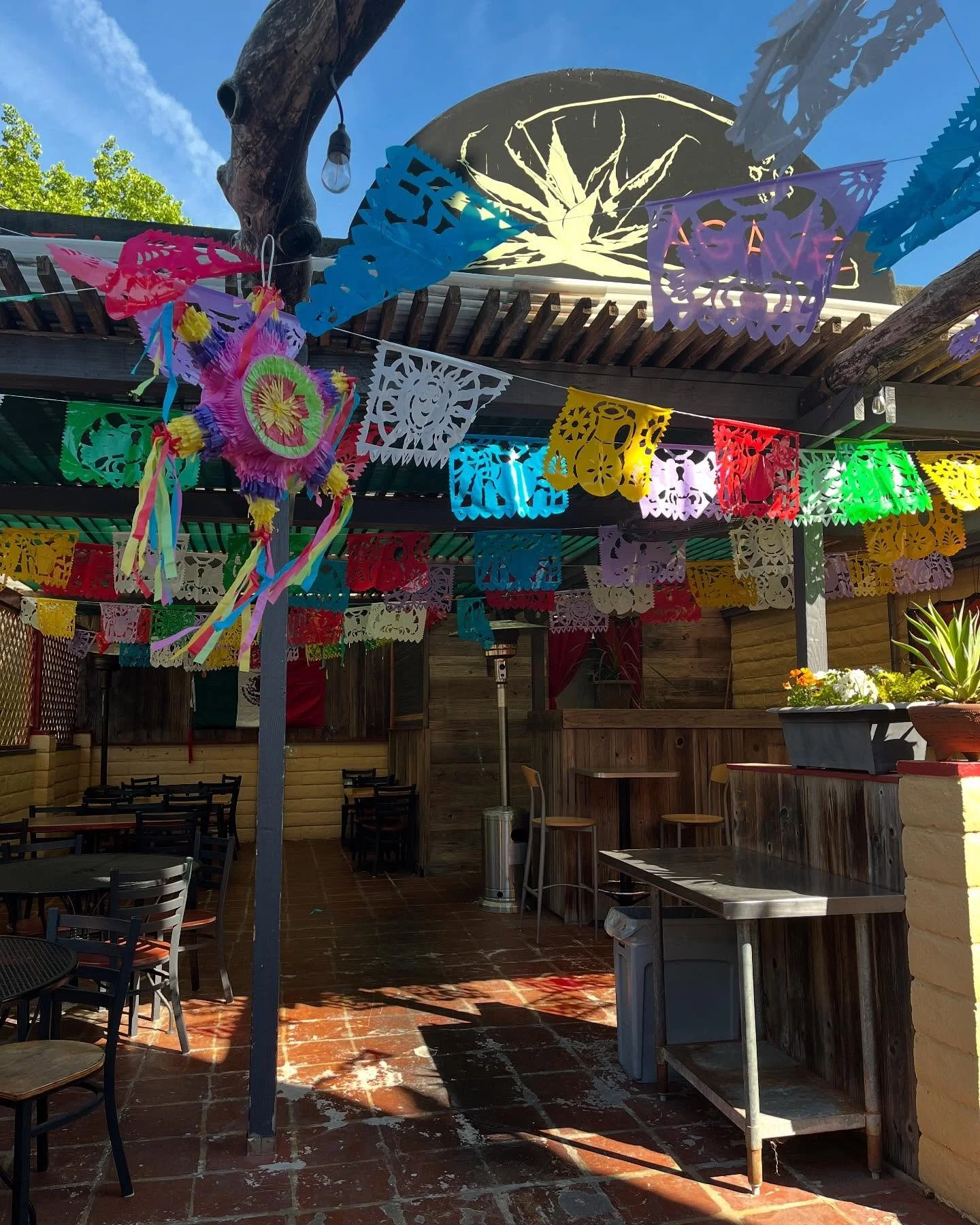 Happy 5 de mayo!! 🪅🇲🇽
Yes we are open today 
Come on in for a delicious margarita and a 10% discount!! 🥳