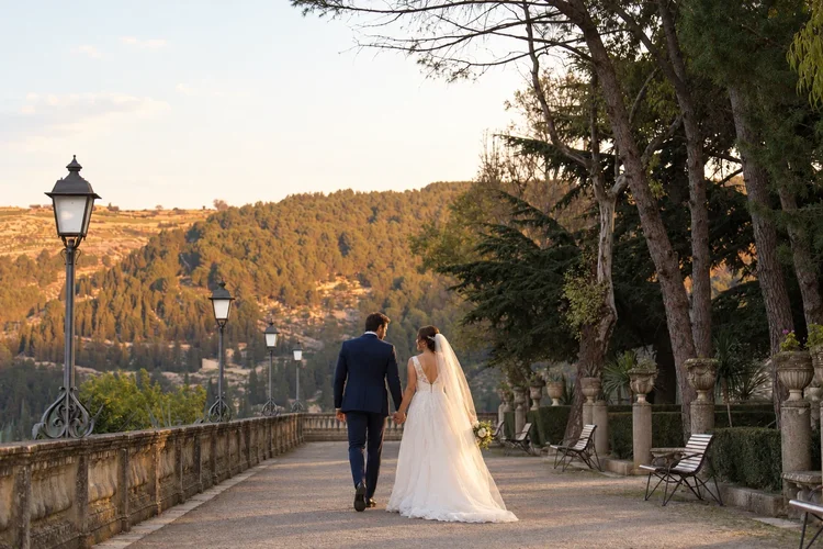 Bride and groom on the avenue of the Giardino Ibleo, Ragusa Ibla