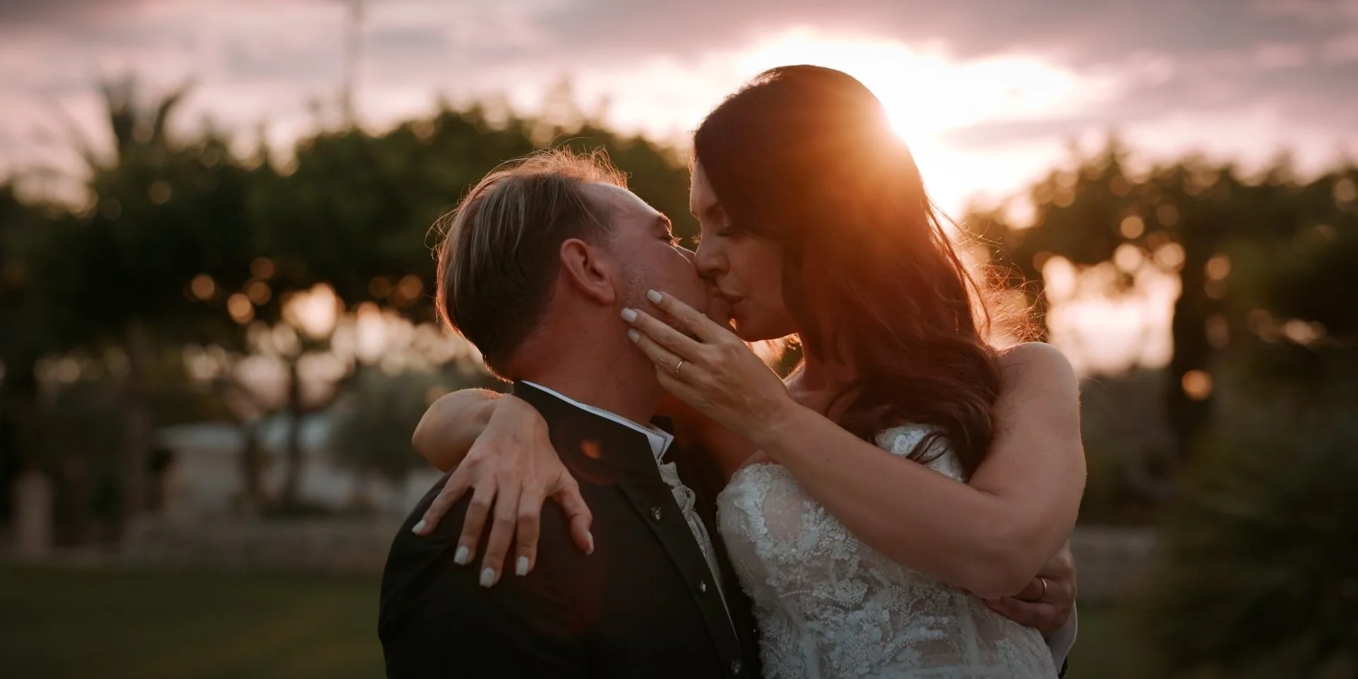 Sposi che si baciano in un matrimonio a Villa Criscione, location esclusiva per matrimoni in Sicilia