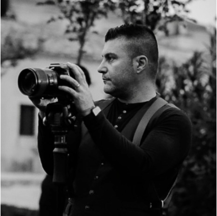 Raffaele Chiavola, wedding videographer in Sicily, filming with a cinema camera