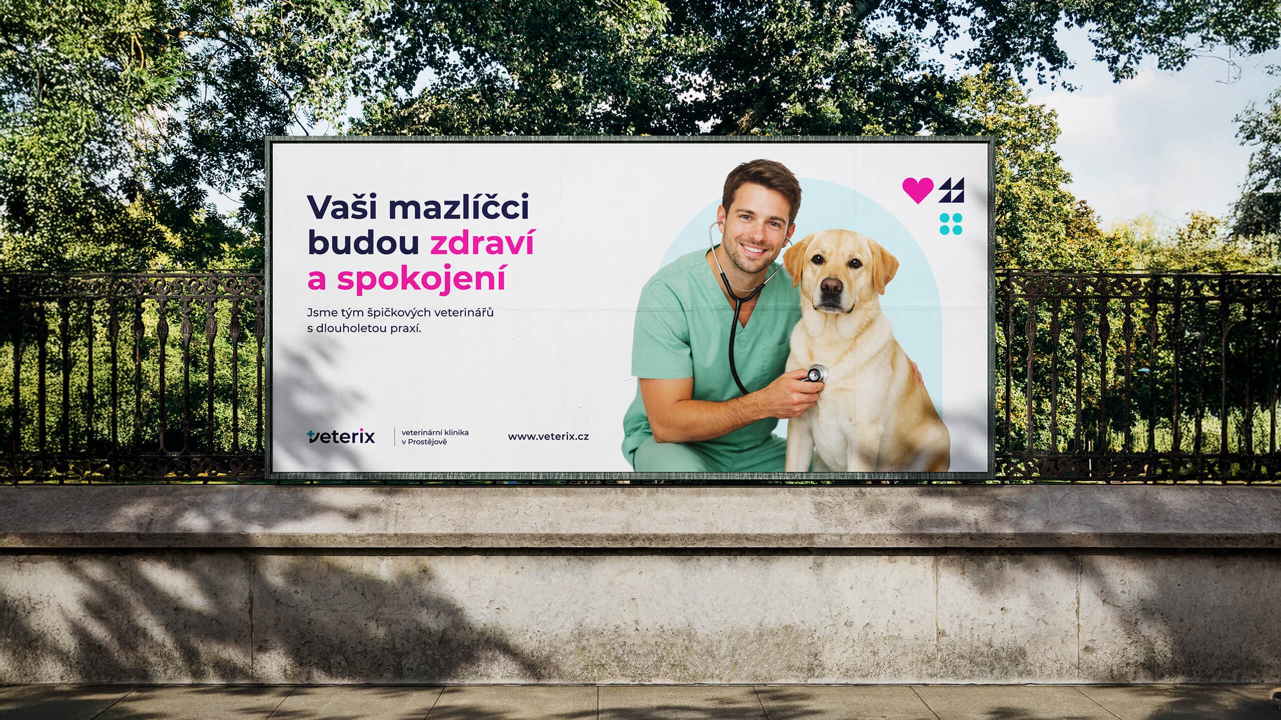 Venkovní podélný plakát upozorňující na Veterinární služby kliniky Veterix.
