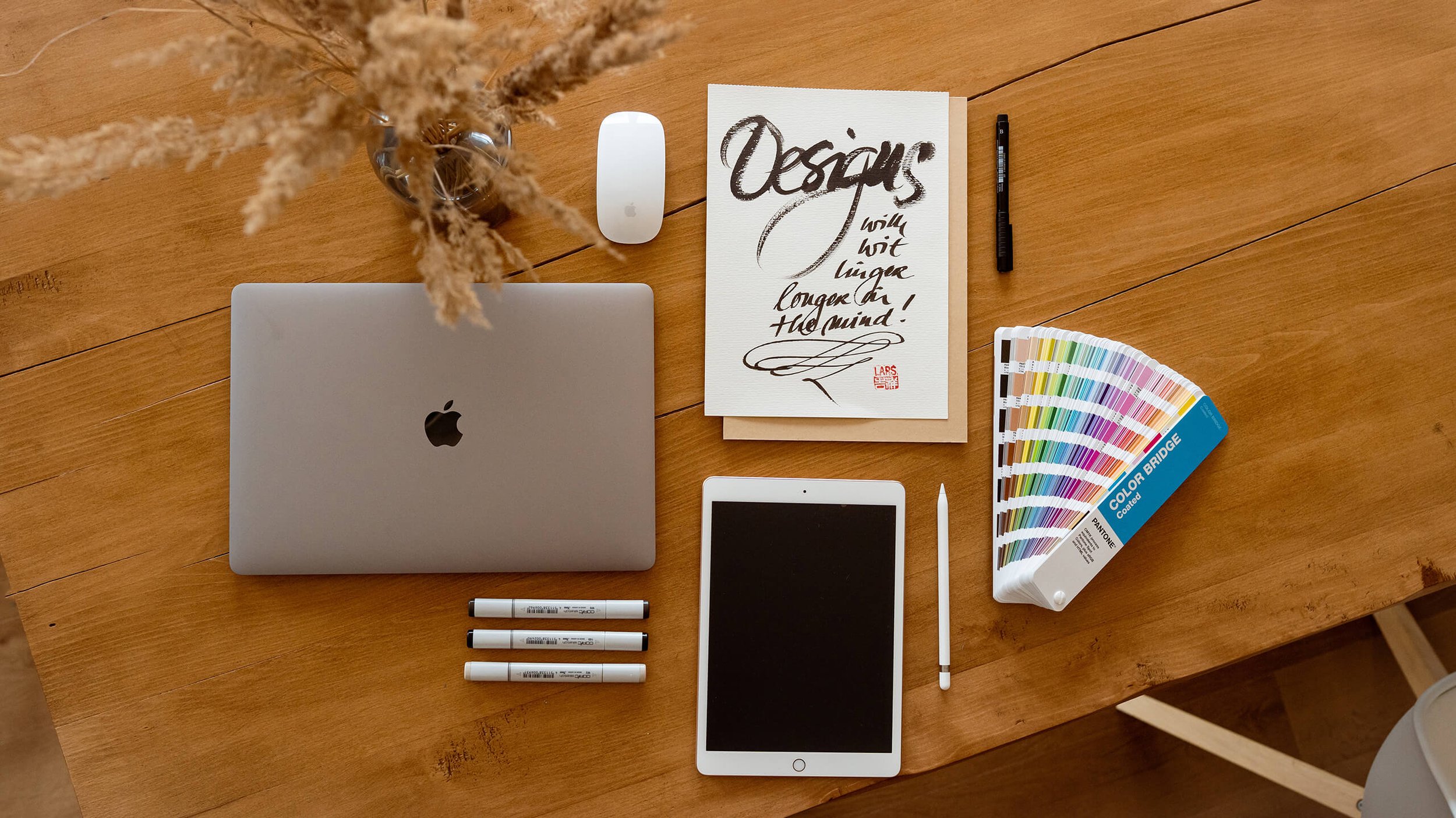 Pohled na stůl Brand designera z ptačí perspektivy.