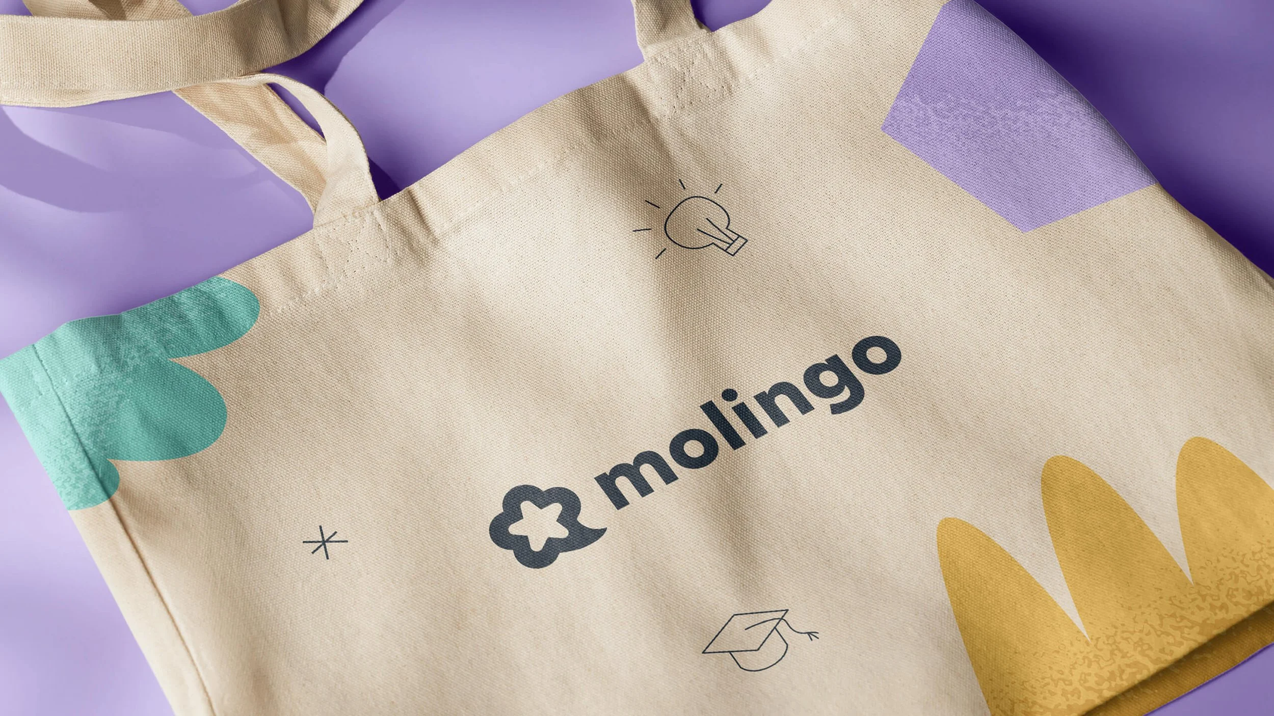 Lněná taška značky Molingo na barevném pozadí.
