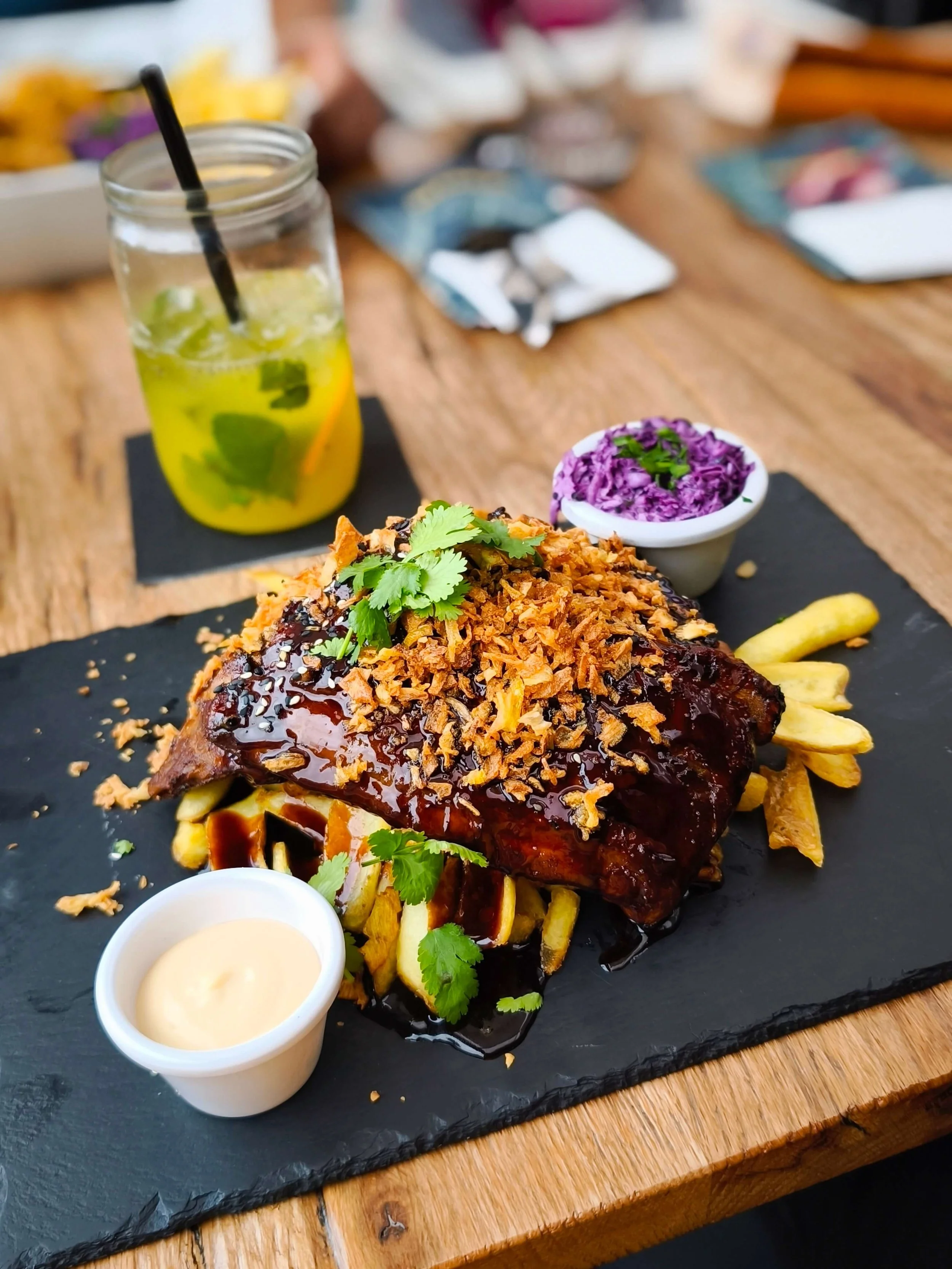 Vepřová žebra na stole s hranolky