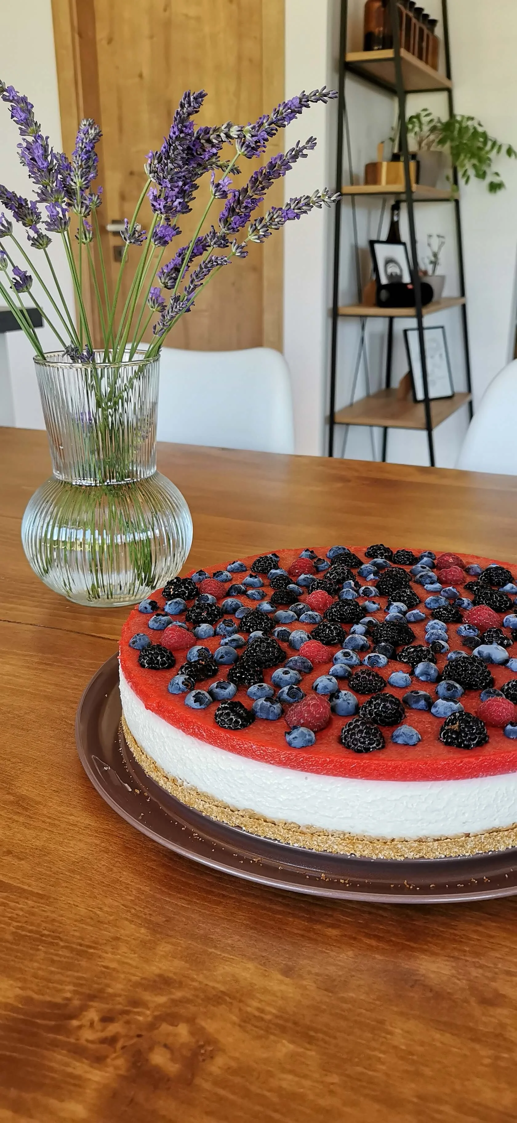 Cheesecake na dřevěném stole