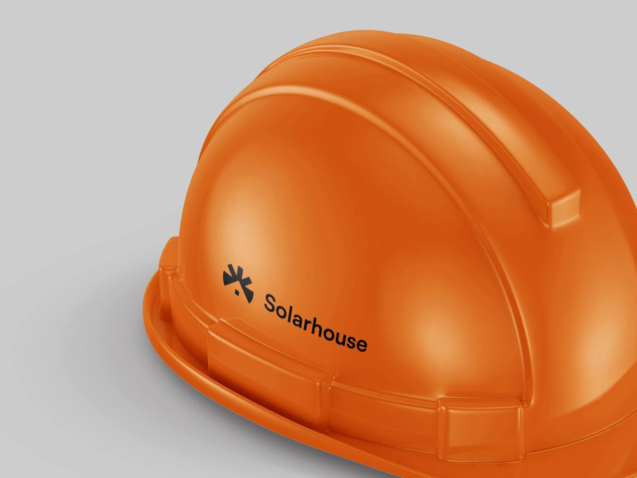 Detail potisku loga Solarhouse pracovní oranžové helmy.