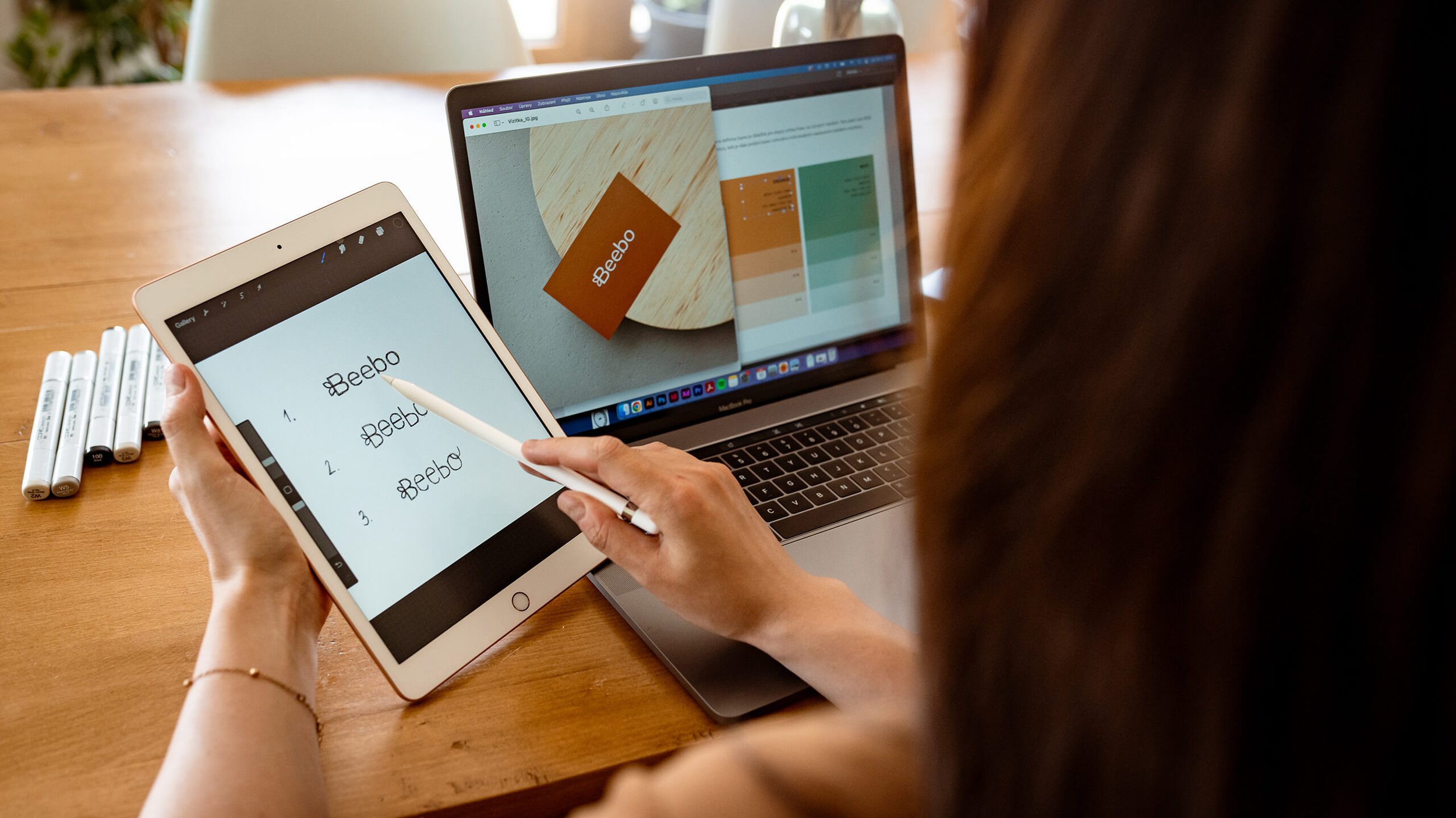 Brand designer vybírá mezi skicami loga nejvhodnější variantu.