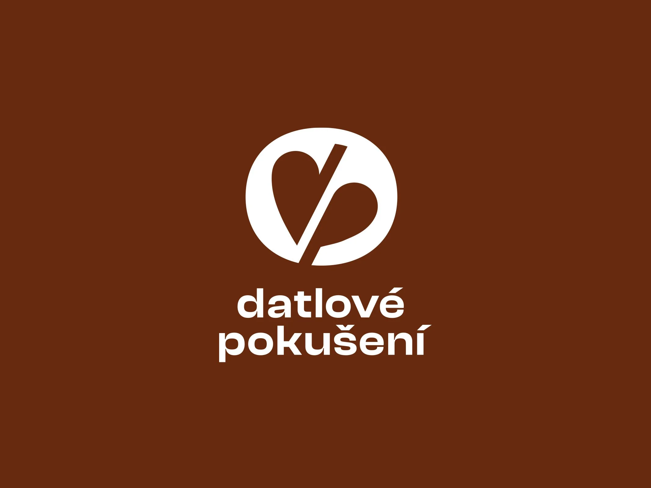Logo Datlové pokušení na hnědém pozadí.
