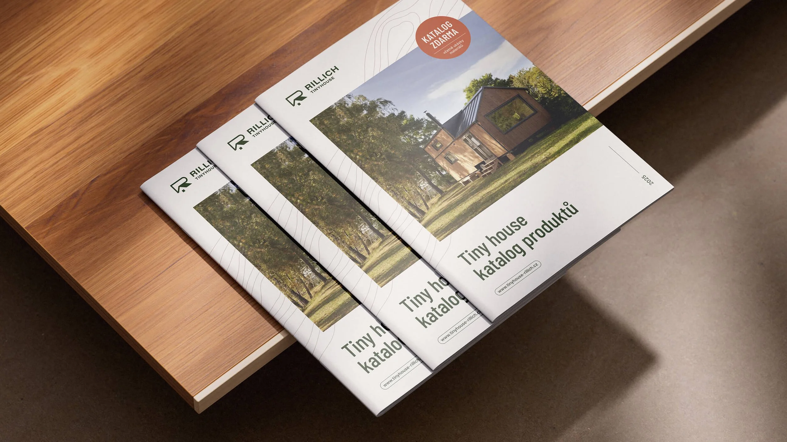 Katalogy značky Rillich na dřevěném stole.