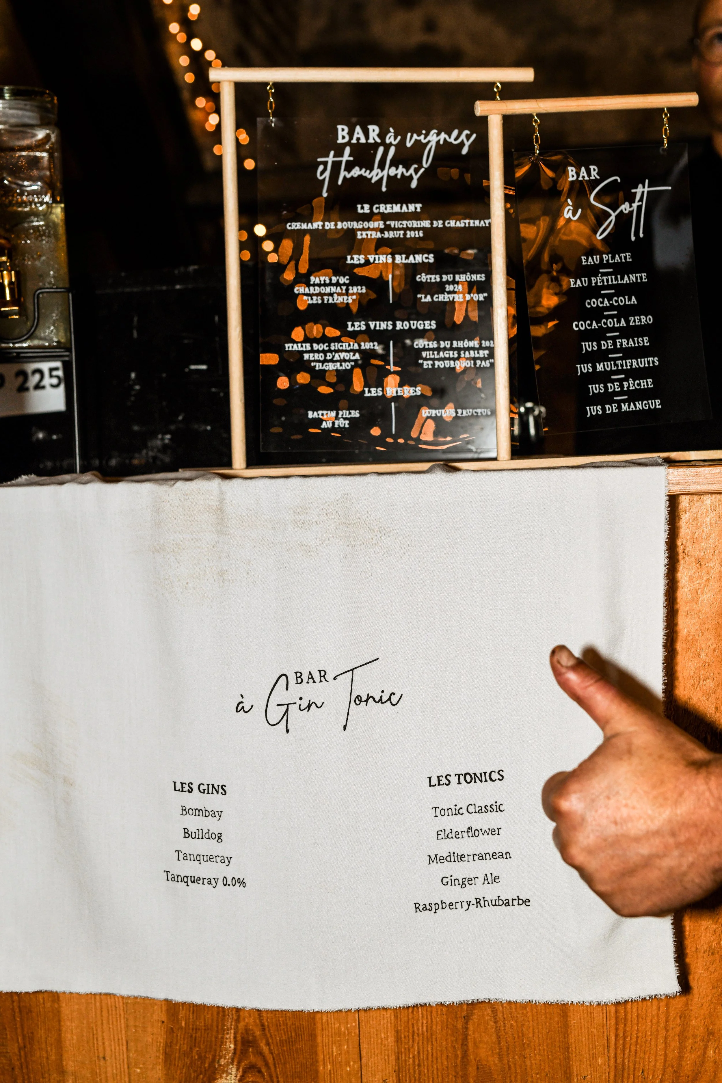 Les menus d'un bar présentation des boissons, notamment des vins et des cocktails, avec un décor chaleureux et des lumières douces à l'arrière-plan.