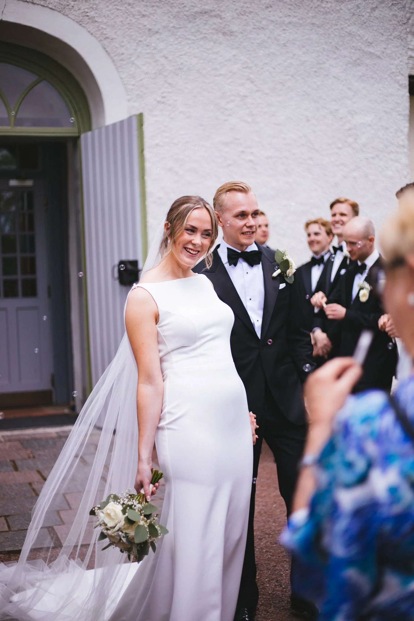 Brudpar firar efter vigsel i grava kyrka, Karlstad. 