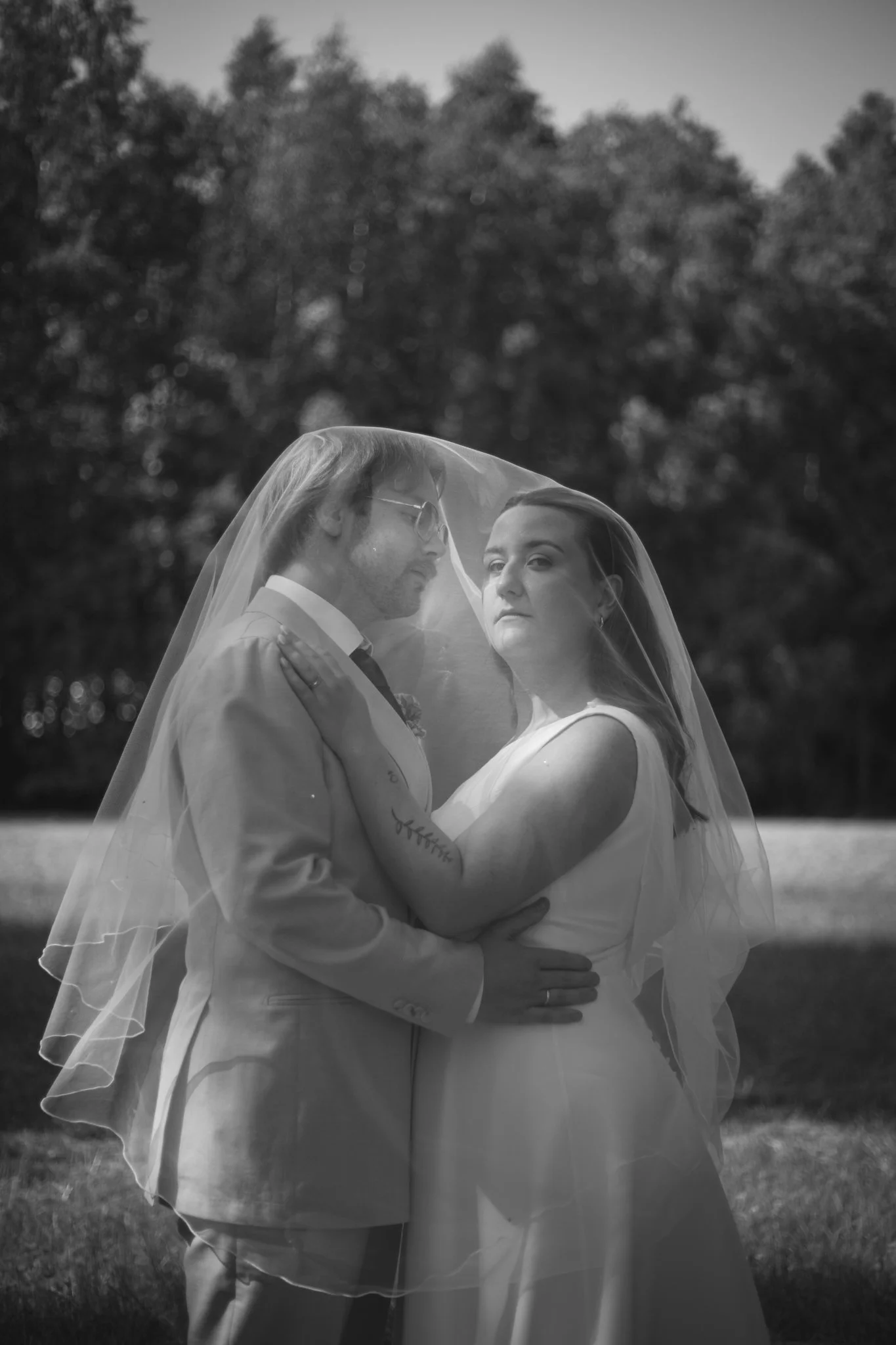 Brudpar under slöja  vi bröllopsfotgrafering i Karlstad, Av fotograf Maria Almgren, Fotografiet tas under slöja.