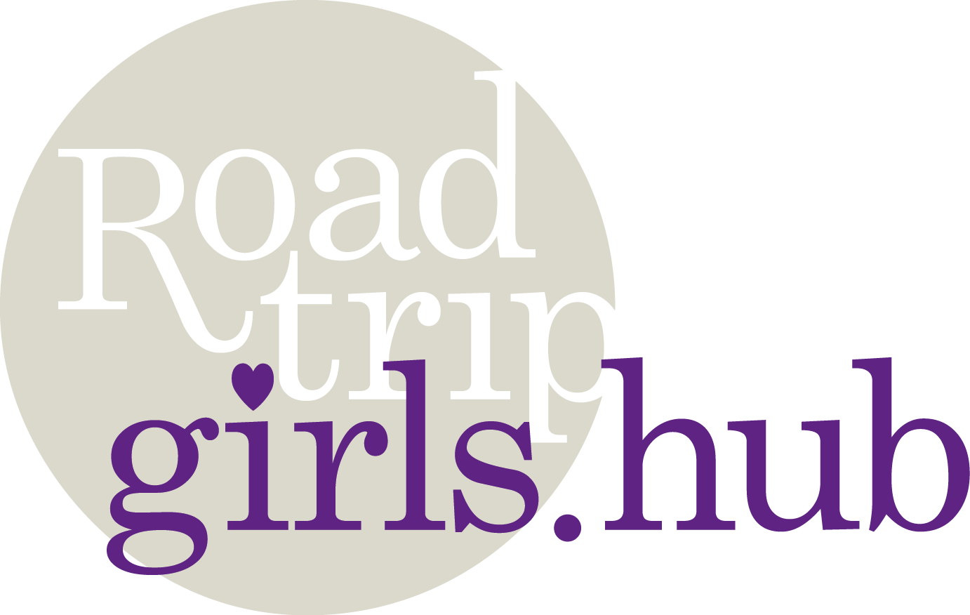 Ein muralartiges Logo mit den Worten "Road trip girls.club" in großen Buchstaben, wobei "girls" in lila geschrieben ist und eine kleine Herzform über dem "i" in "girls" platziert ist.