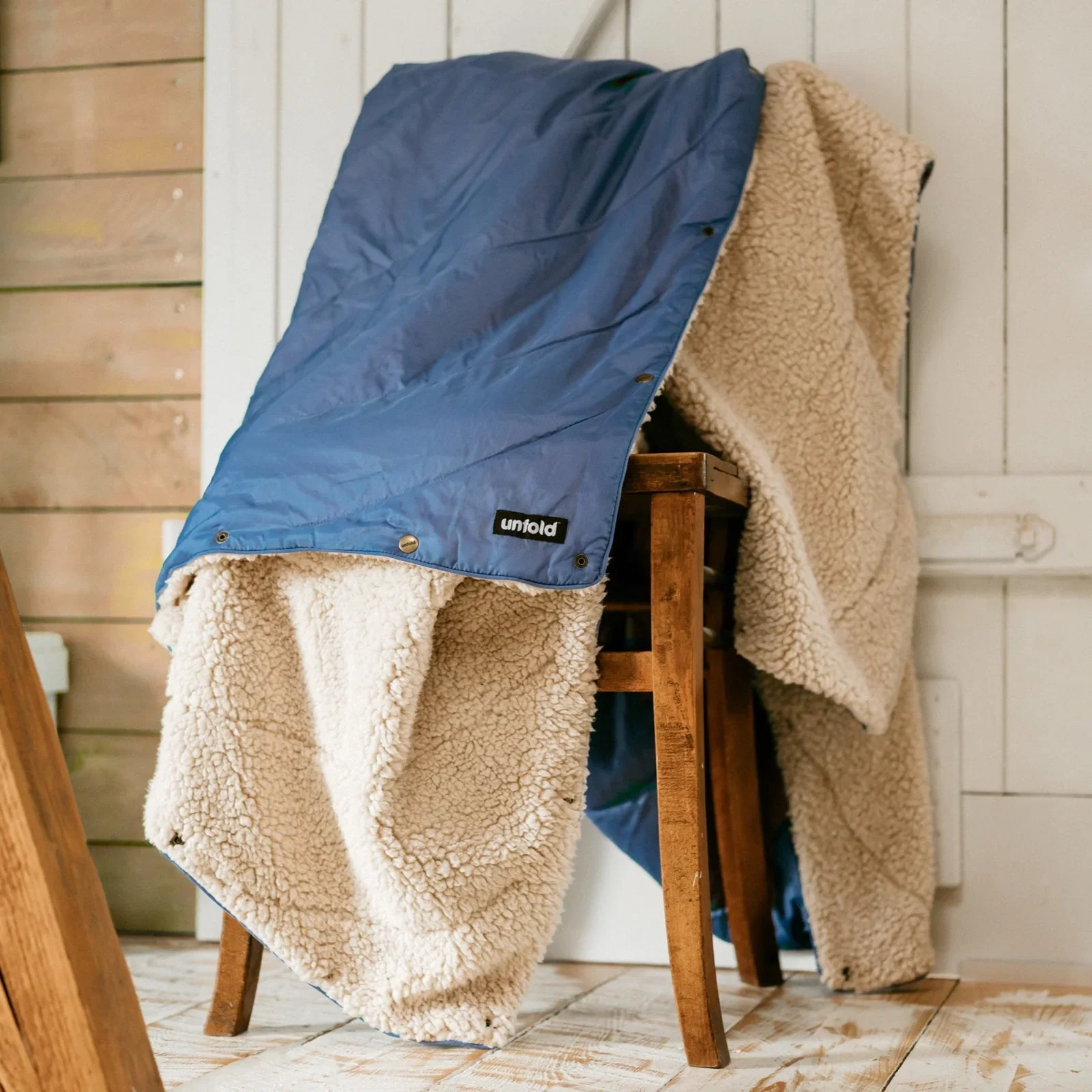 UNFOLD-Kuscheldecke-Camping-Indoor.webp