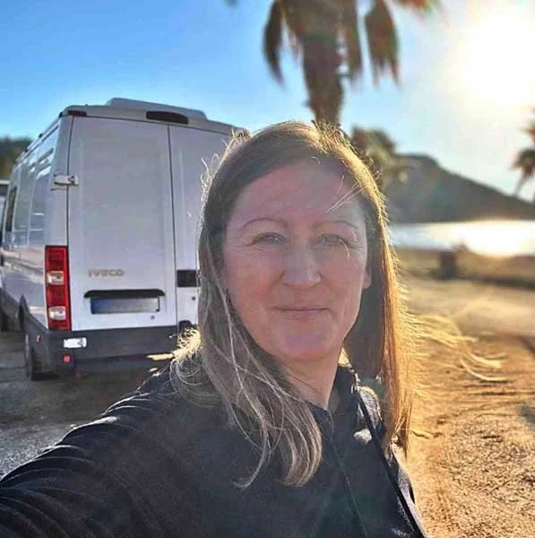 Anja Müller arbeitet remote aus ihrem Campervan