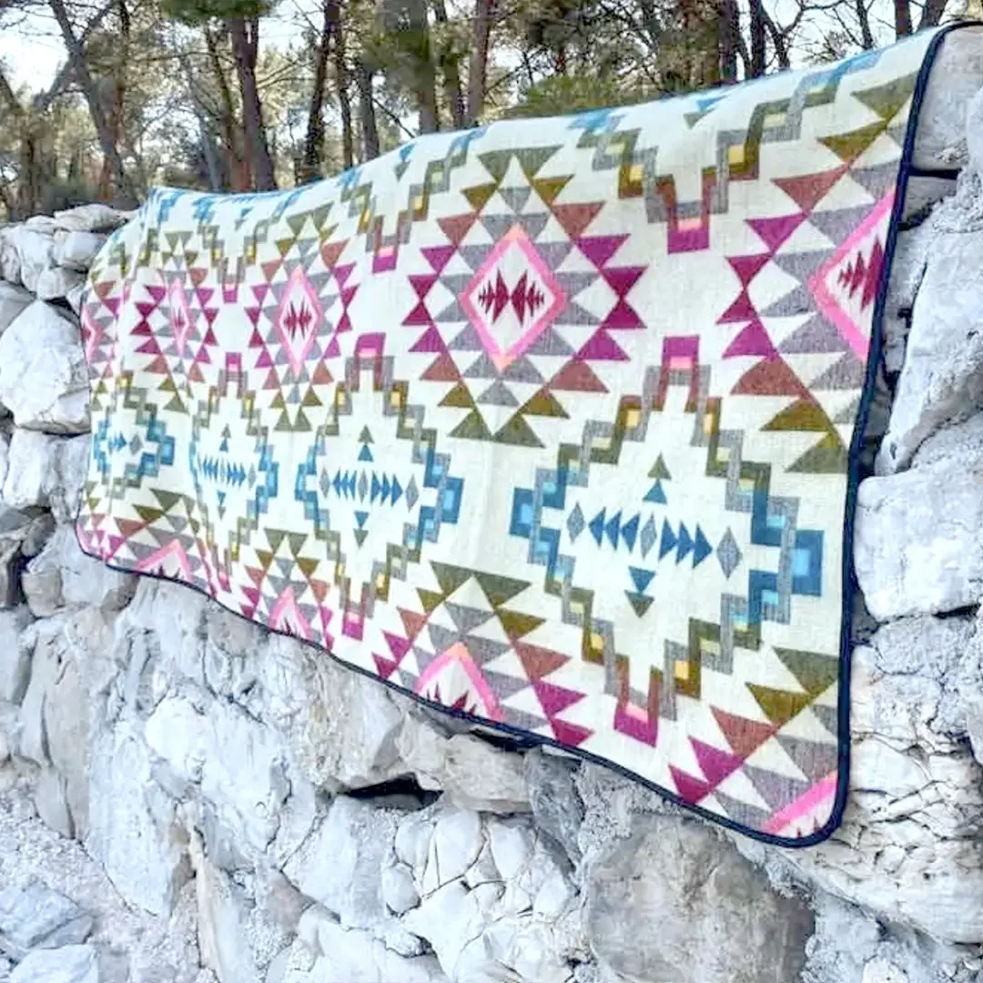 CHEVERE_Decke_Kingsize_Cotopaxi Multicolor_03.webp