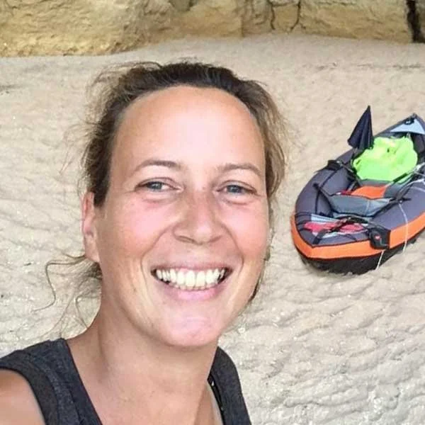 Zwei stilisierte Bäume auf einem hellgrünen Hintergrund.