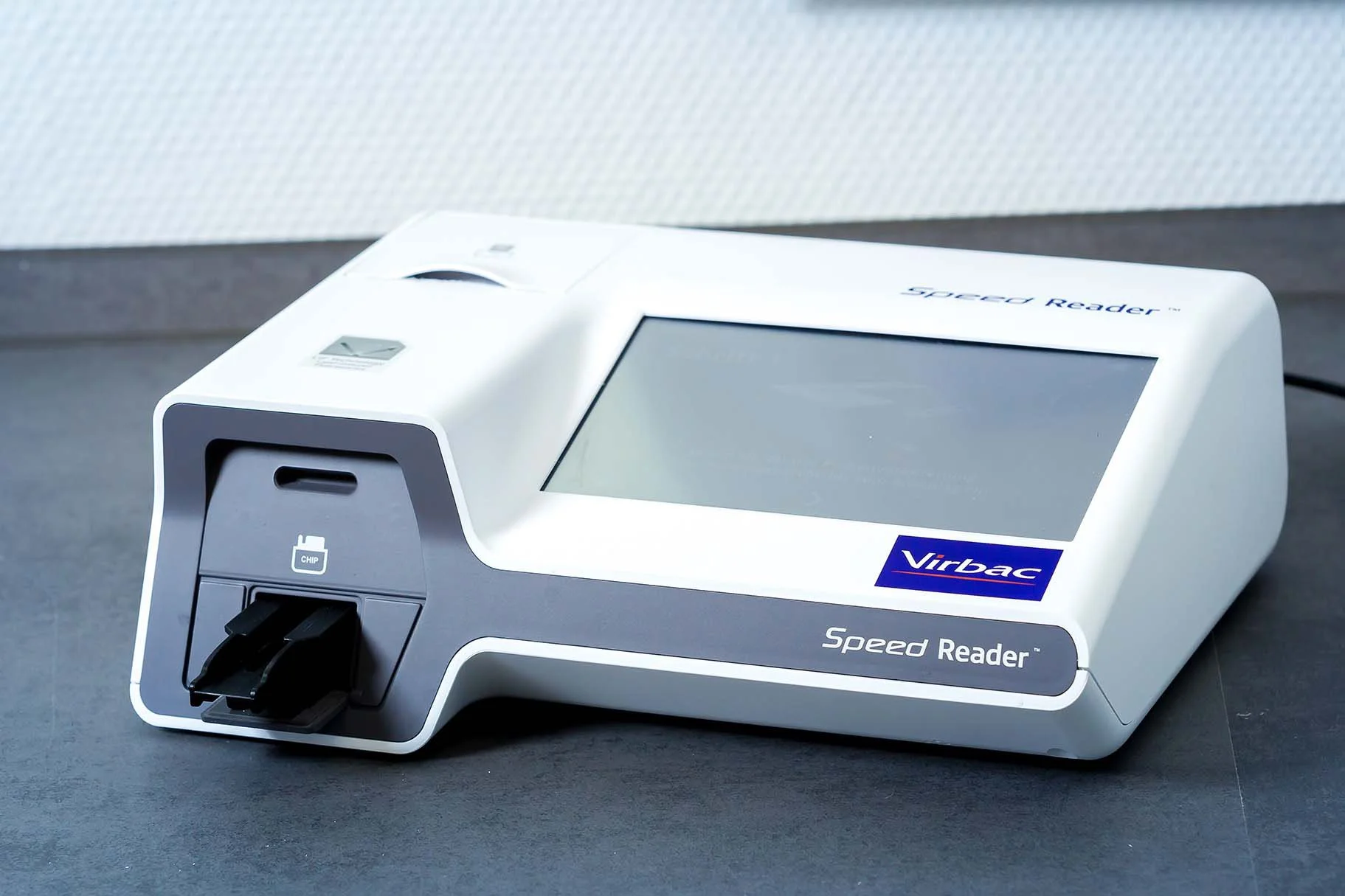 Blauer und weißer Speed Reader von Virbac auf einem Tisch.