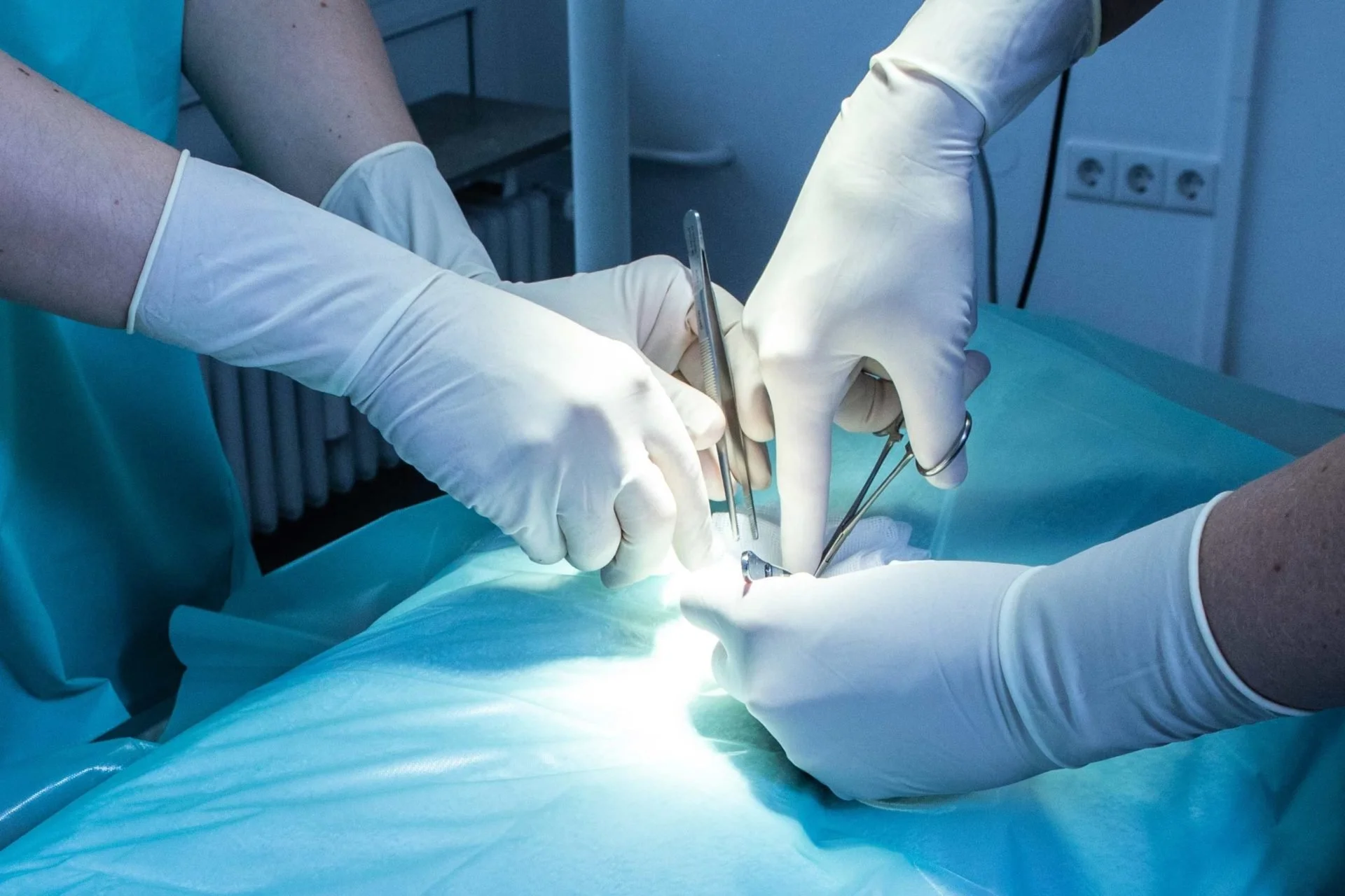 Chirurgen bei einer Operation im Operationssaal.