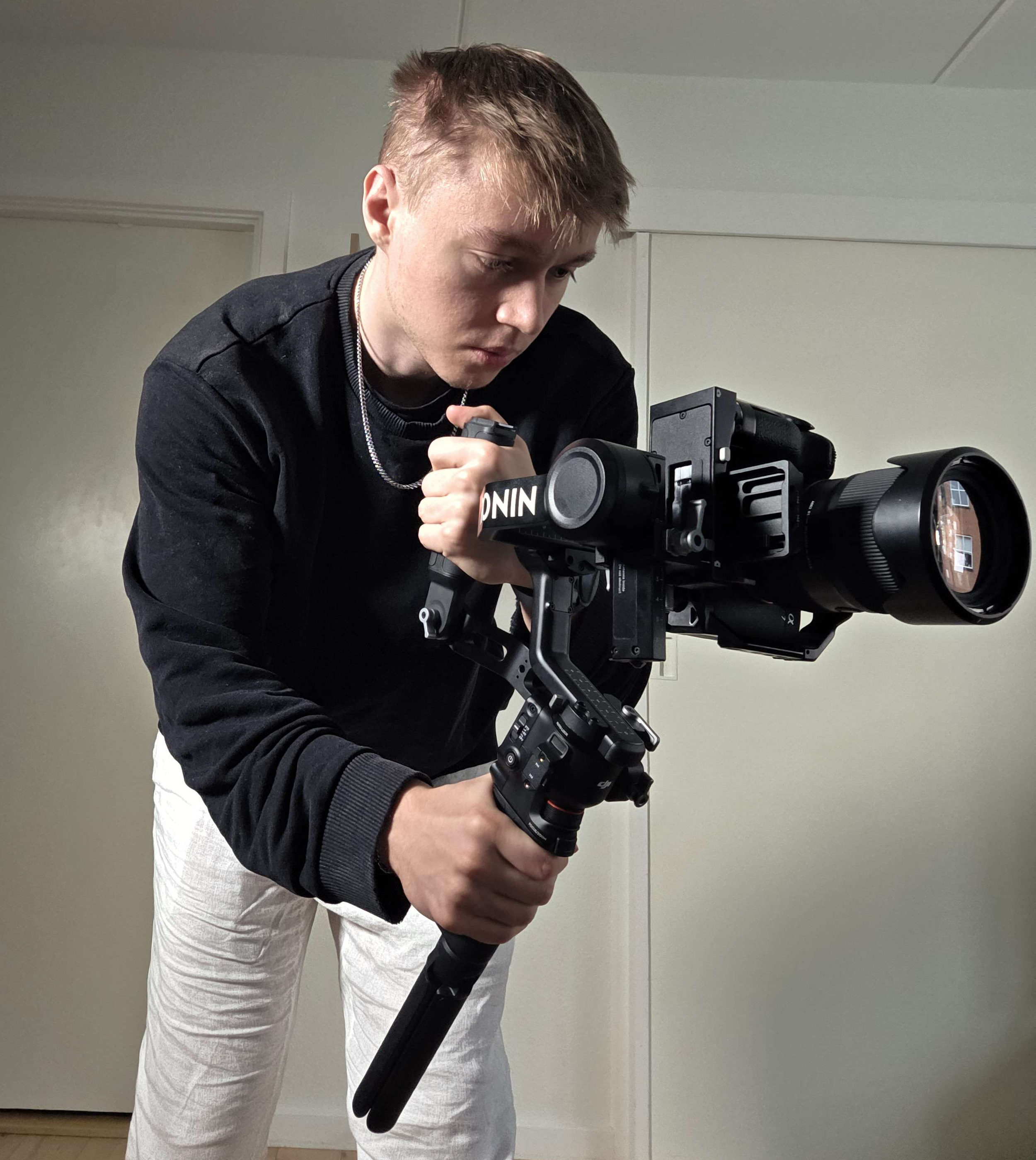 Videograf med professionelt kamera til Brand Video, SoMe Content og Events