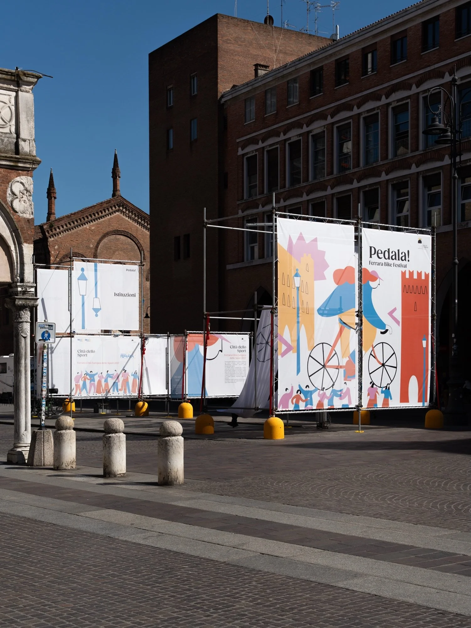 &Egrave; tutto vero: PEDALA! ha preso vita!
Siamo a pochissime ore dall&rsquo;inaugurazione ufficiale e, a essere onesti, ancora non ci sembra vero. Vedere la piazza riempirsi di sguardi, sorrisi e biciclette, e guardare i rendering su carta trasform